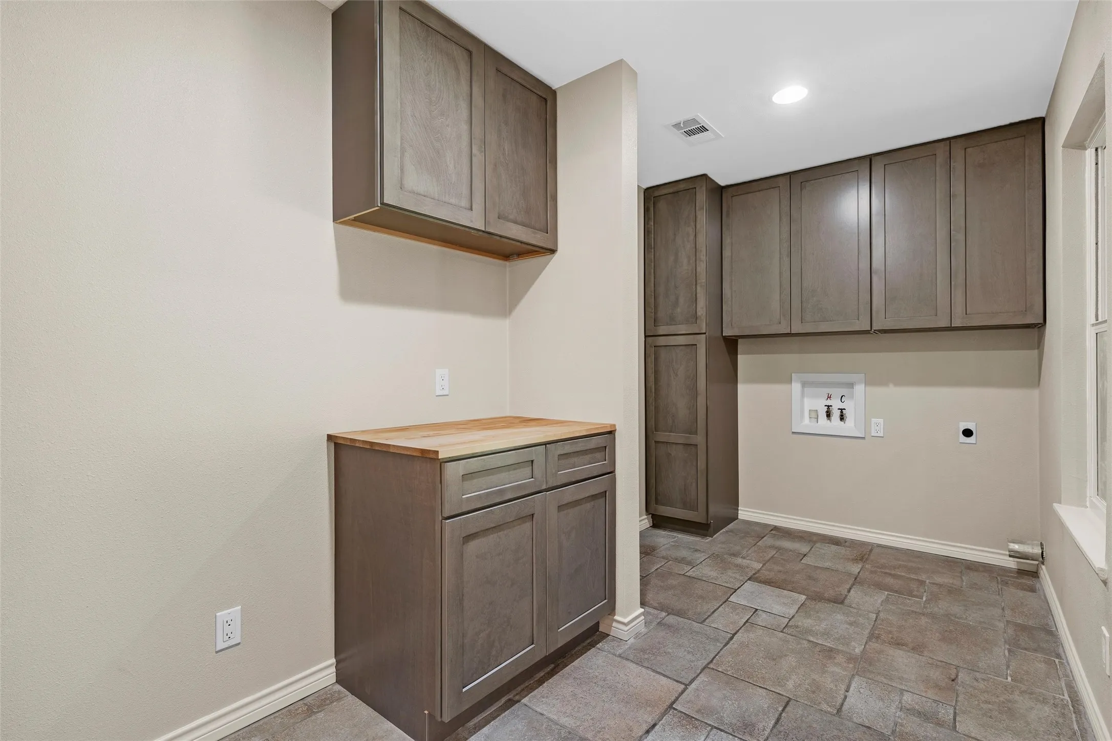 Single Family Residence For Sale in Mc Lennan County , 4808 Pecan Terrace, Waco, Texas 76710, 4 Bedroom, 2 Bathroom, Garage spaces, 2,442 Sqft, built in 1963, mls#21367790, Real Estate Agent in Waco, Homes For Sale in Mc Lennan county, Homes For Sale in Waco, Realtor in Waco Texas, Real Estate Brokerage Independent Realty Texas, Luminita Cordes Realtor