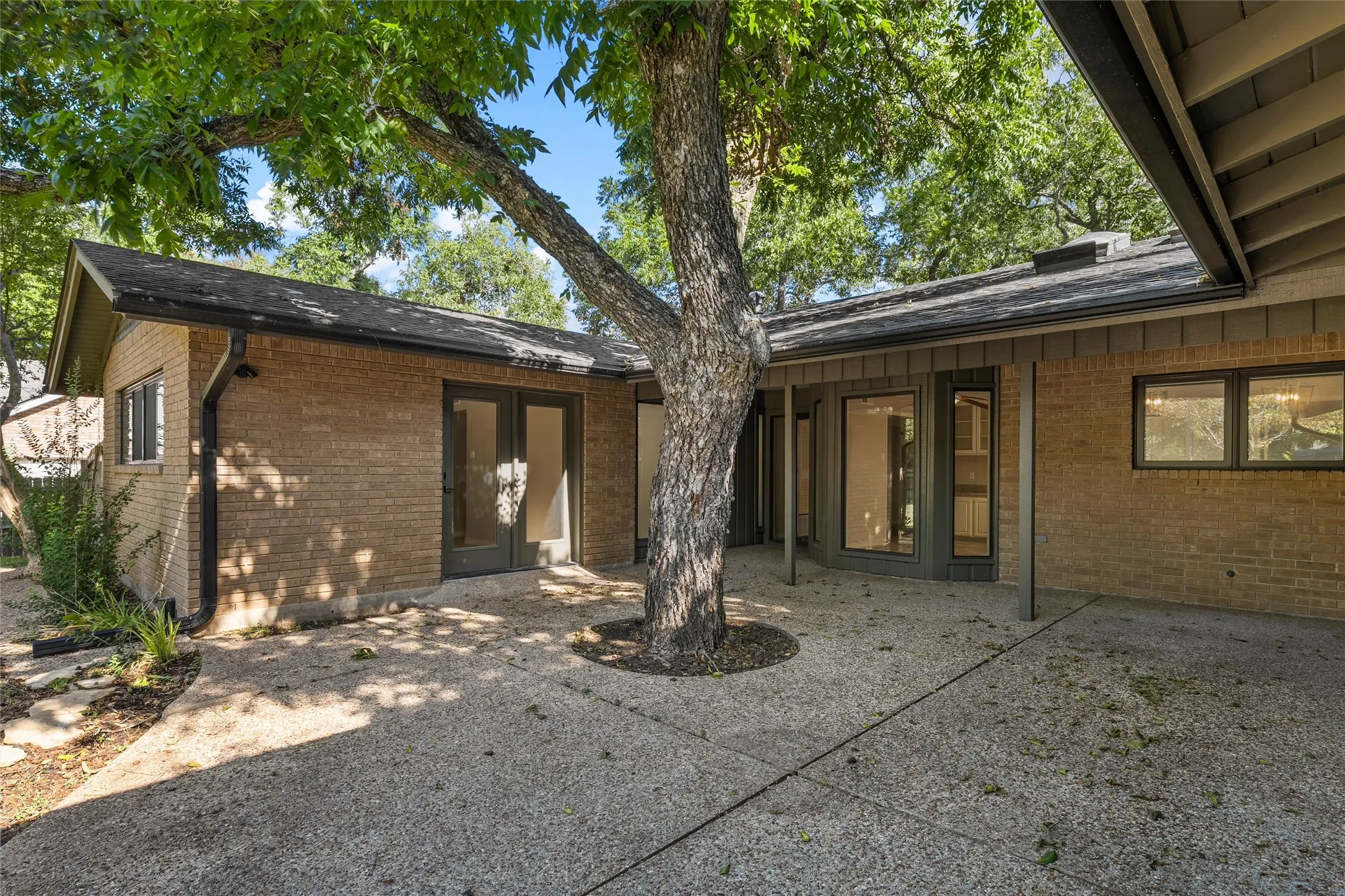 Single Family Residence For Sale in Mc Lennan County , 4808 Pecan Terrace, Waco, Texas 76710, 4 Bedroom, 2 Bathroom, Garage spaces, 2,442 Sqft, built in 1963, mls#21367790, Real Estate Agent in Waco, Homes For Sale in Mc Lennan county, Homes For Sale in Waco, Realtor in Waco Texas, Real Estate Brokerage Independent Realty Texas, Luminita Cordes Realtor