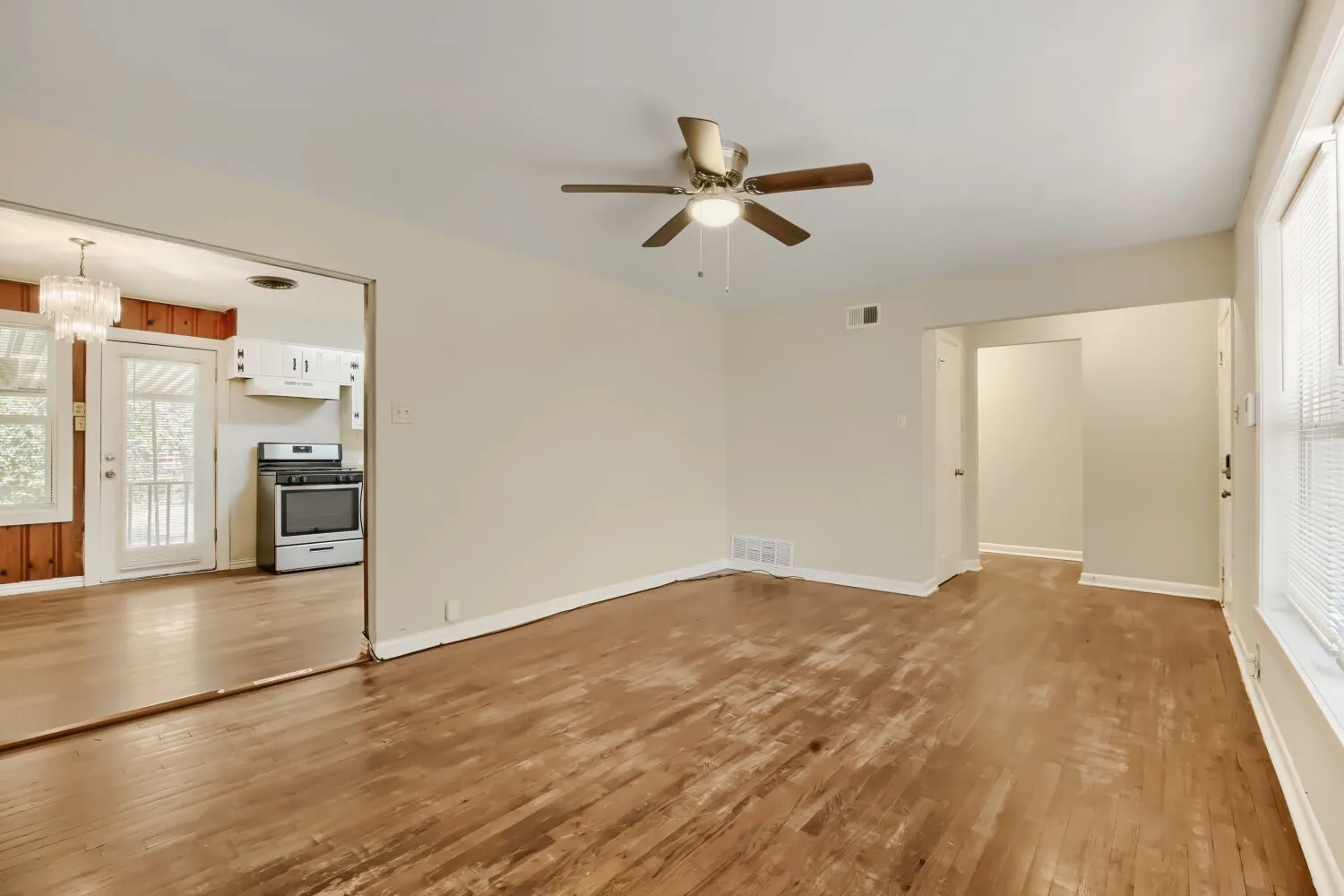 Single Family Residence For Sale in Grayson County , 1811 W College Street, Sherman, Texas 75092, 3 Bedroom, 1 Bathroom, 1 Garage spaces, 1,150 Sqft, built in 1958, mls#21366513, Real Estate Agent in Sherman, Homes For Sale in Grayson county, Homes For Sale in Sherman, Realtor in Sherman Texas, Real Estate Brokerage Independent Realty Texas, Luminita Cordes Realtor