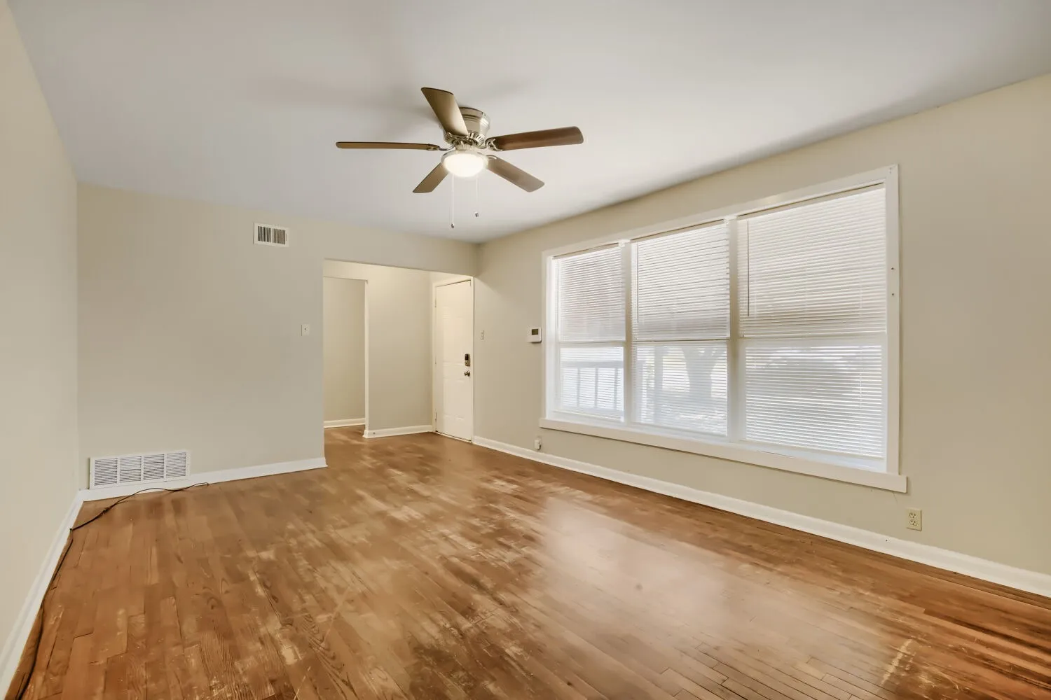 Single Family Residence For Sale in Grayson County , 1811 W College Street, Sherman, Texas 75092, 3 Bedroom, 1 Bathroom, 1 Garage spaces, 1,150 Sqft, built in 1958, mls#21366513, Real Estate Agent in Sherman, Homes For Sale in Grayson county, Homes For Sale in Sherman, Realtor in Sherman Texas, Real Estate Brokerage Independent Realty Texas, Luminita Cordes Realtor