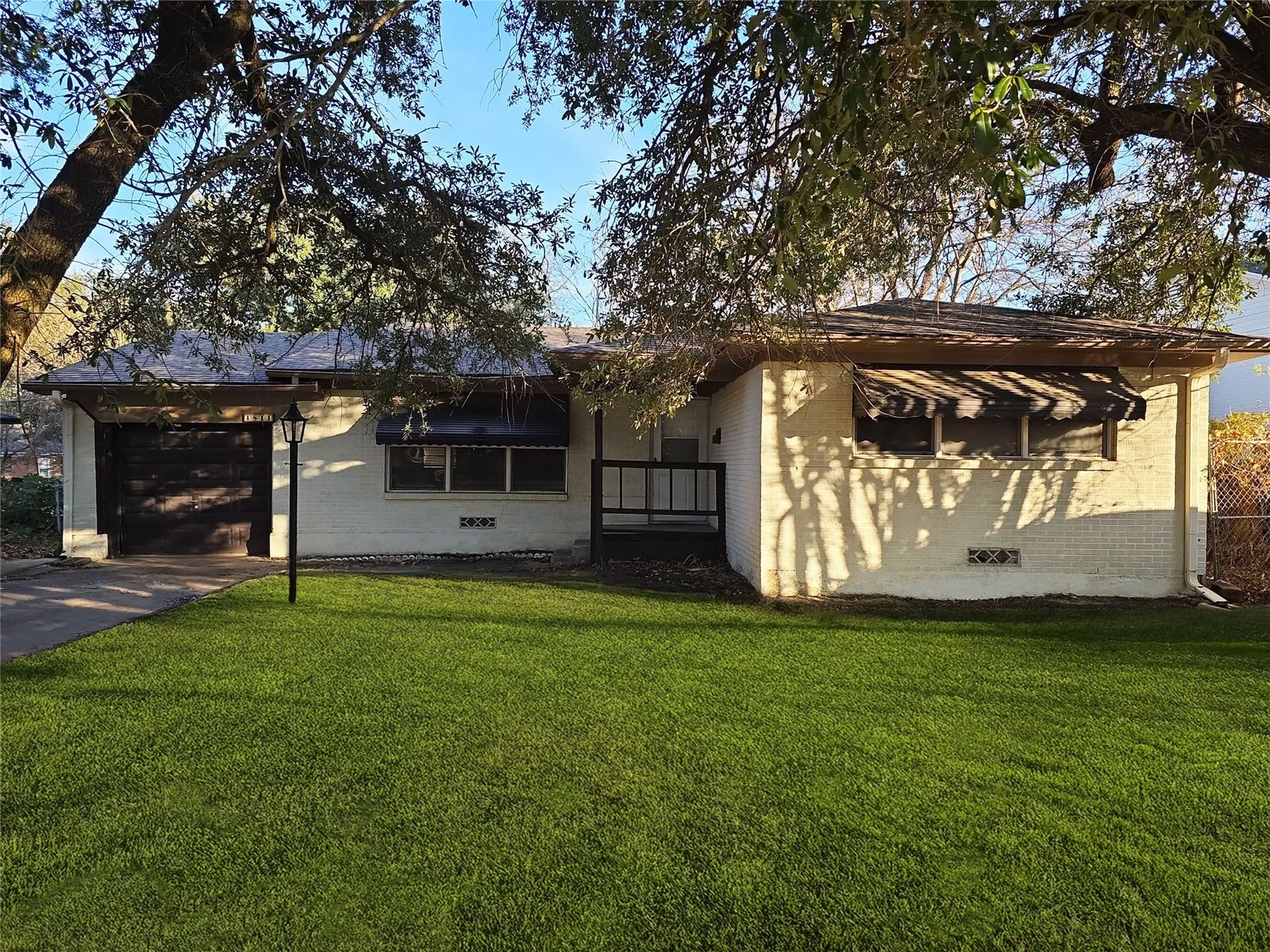 Single Family Residence For Sale in Grayson County , 1811 W College Street, Sherman, Texas 75092, 3 Bedroom, 1 Bathroom, 1 Garage spaces, 1,150 Sqft, built in 1958, mls#21366513, Real Estate Agent in Sherman, Homes For Sale in Grayson county, Homes For Sale in Sherman, Realtor in Sherman Texas, Real Estate Brokerage Independent Realty Texas, Luminita Cordes Realtor