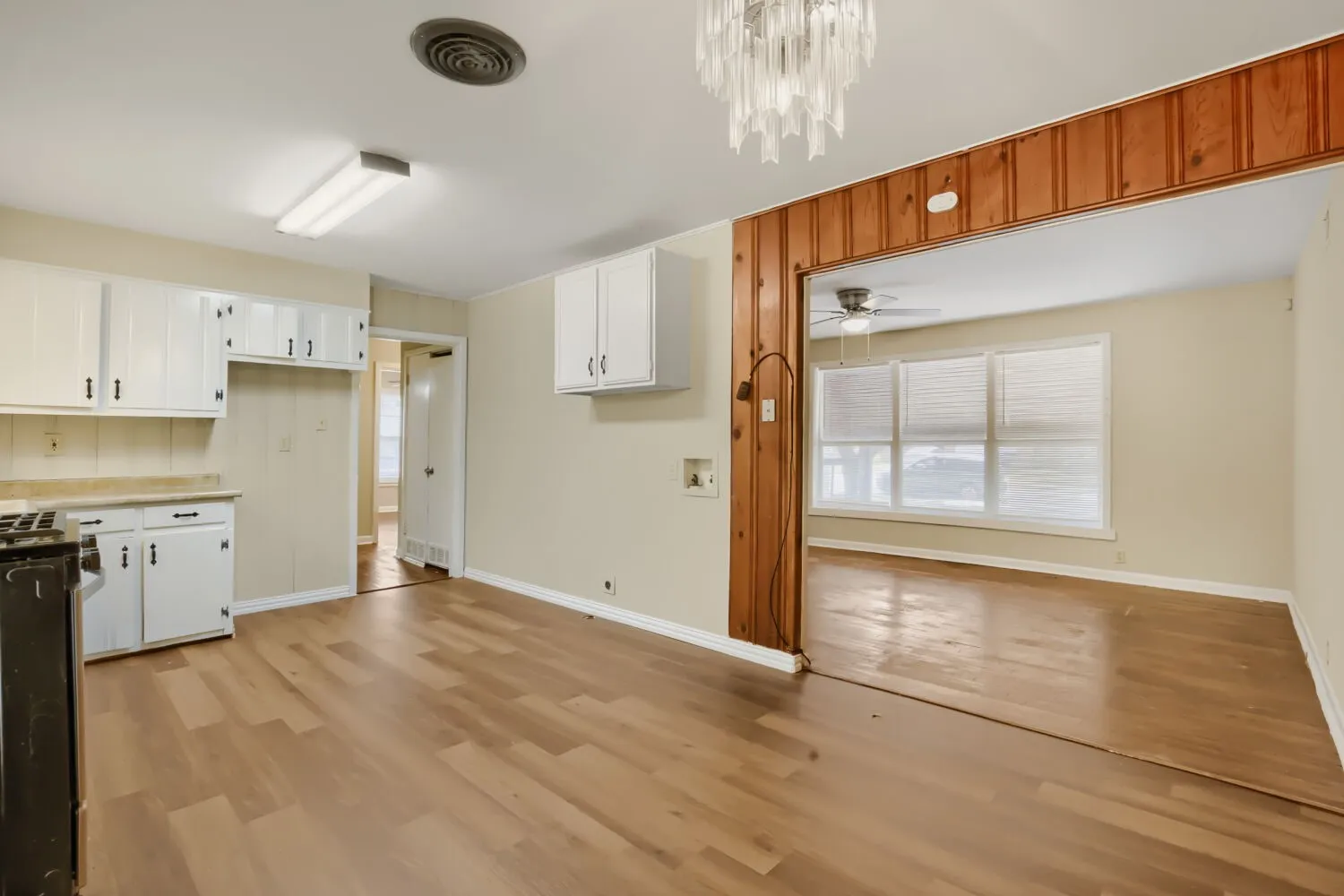 Single Family Residence For Sale in Grayson County , 1811 W College Street, Sherman, Texas 75092, 3 Bedroom, 1 Bathroom, 1 Garage spaces, 1,150 Sqft, built in 1958, mls#21366513, Real Estate Agent in Sherman, Homes For Sale in Grayson county, Homes For Sale in Sherman, Realtor in Sherman Texas, Real Estate Brokerage Independent Realty Texas, Luminita Cordes Realtor