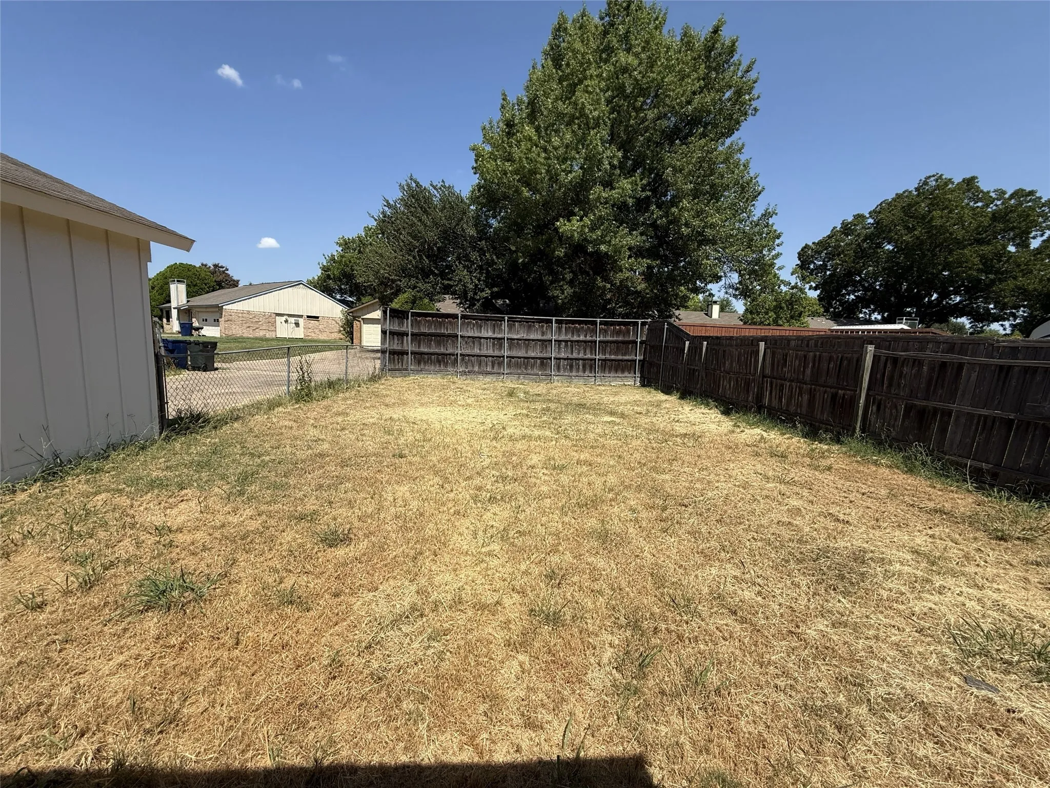 Single Family Residence For Sale in Dallas County , 1417 Arendale Drive, Garland, Texas 75040, 3 Bedroom, 2 Bathroom, 2 Garage spaces, 1,268 Sqft, built in 1985, mls#21368366, Real Estate Agent in Garland, Homes For Sale in Dallas county, Homes For Sale in Garland, Realtor in Garland Texas, Real Estate Brokerage Independent Realty Texas, Luminita Cordes Realtor