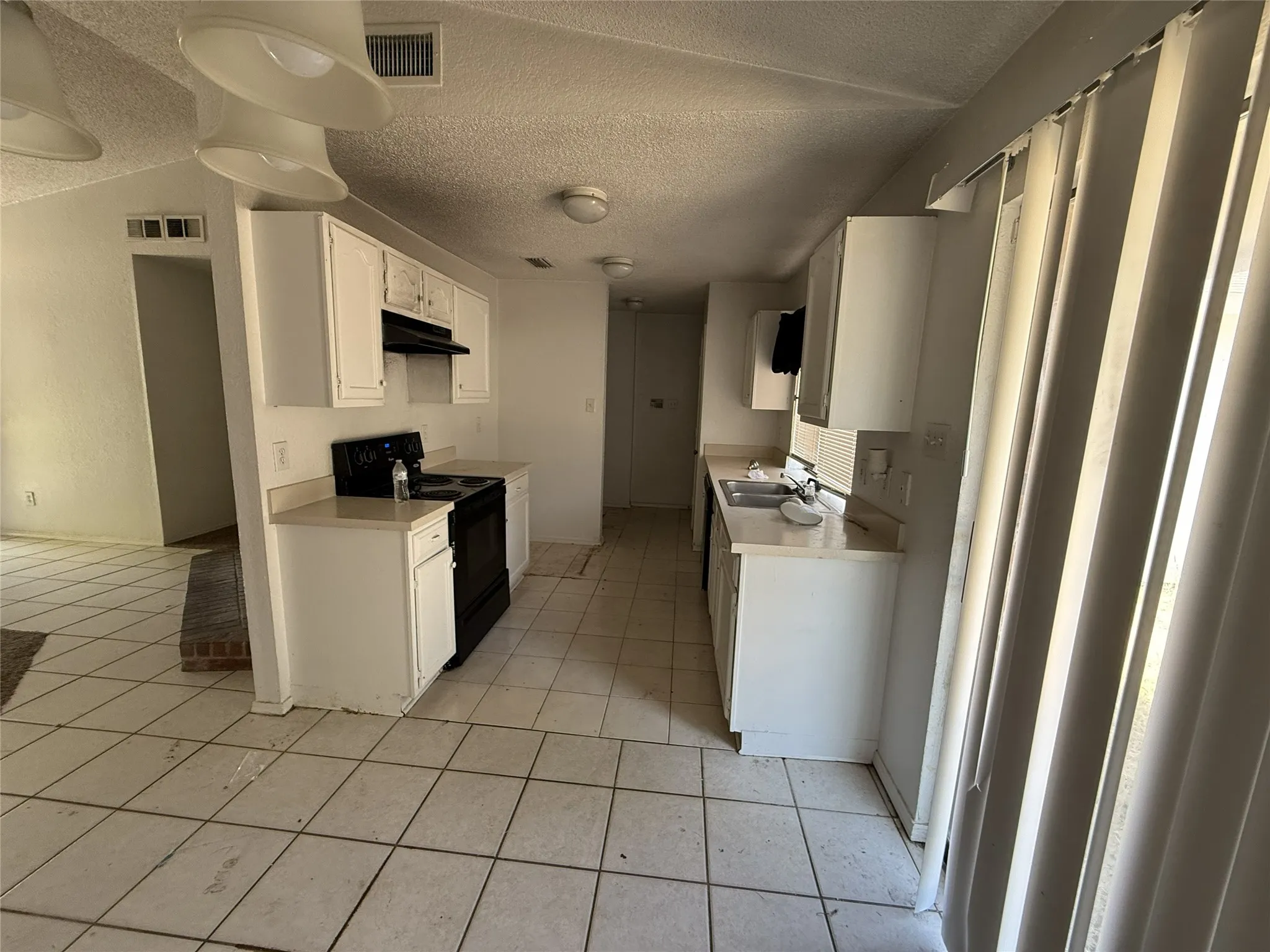 Single Family Residence For Sale in Dallas County , 1417 Arendale Drive, Garland, Texas 75040, 3 Bedroom, 2 Bathroom, 2 Garage spaces, 1,268 Sqft, built in 1985, mls#21368366, Real Estate Agent in Garland, Homes For Sale in Dallas county, Homes For Sale in Garland, Realtor in Garland Texas, Real Estate Brokerage Independent Realty Texas, Luminita Cordes Realtor