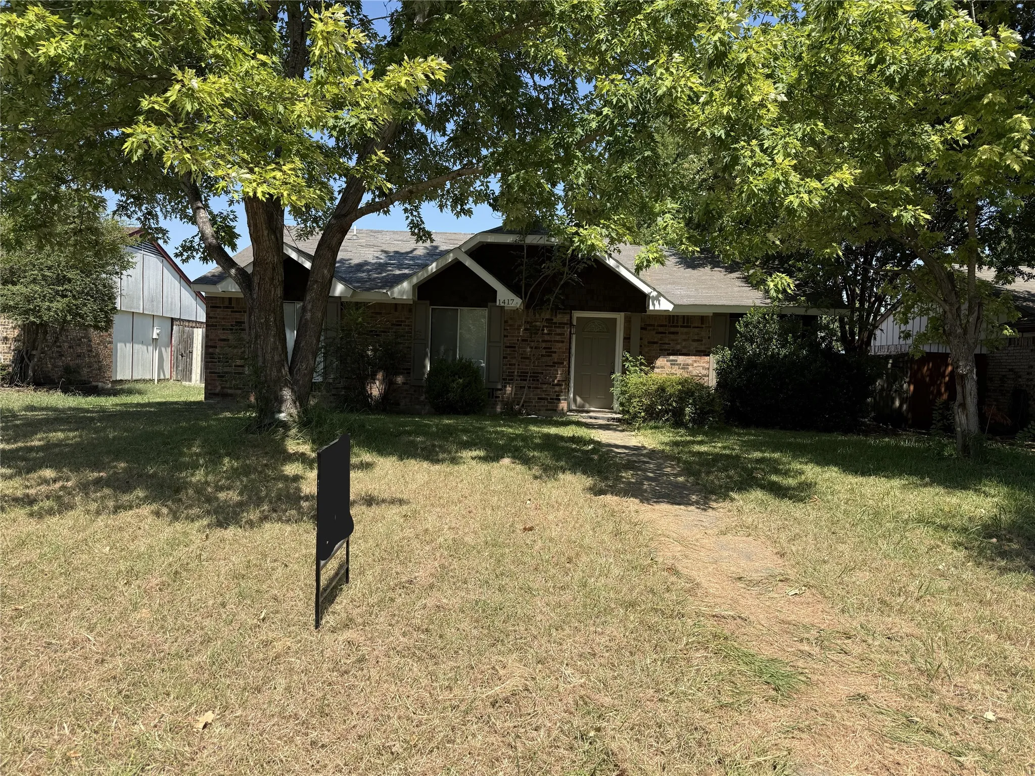 Single Family Residence For Sale in Dallas County , 1417 Arendale Drive, Garland, Texas 75040, 3 Bedroom, 2 Bathroom, 2 Garage spaces, 1,268 Sqft, built in 1985, mls#21368366, Real Estate Agent in Garland, Homes For Sale in Dallas county, Homes For Sale in Garland, Realtor in Garland Texas, Real Estate Brokerage Independent Realty Texas, Luminita Cordes Realtor