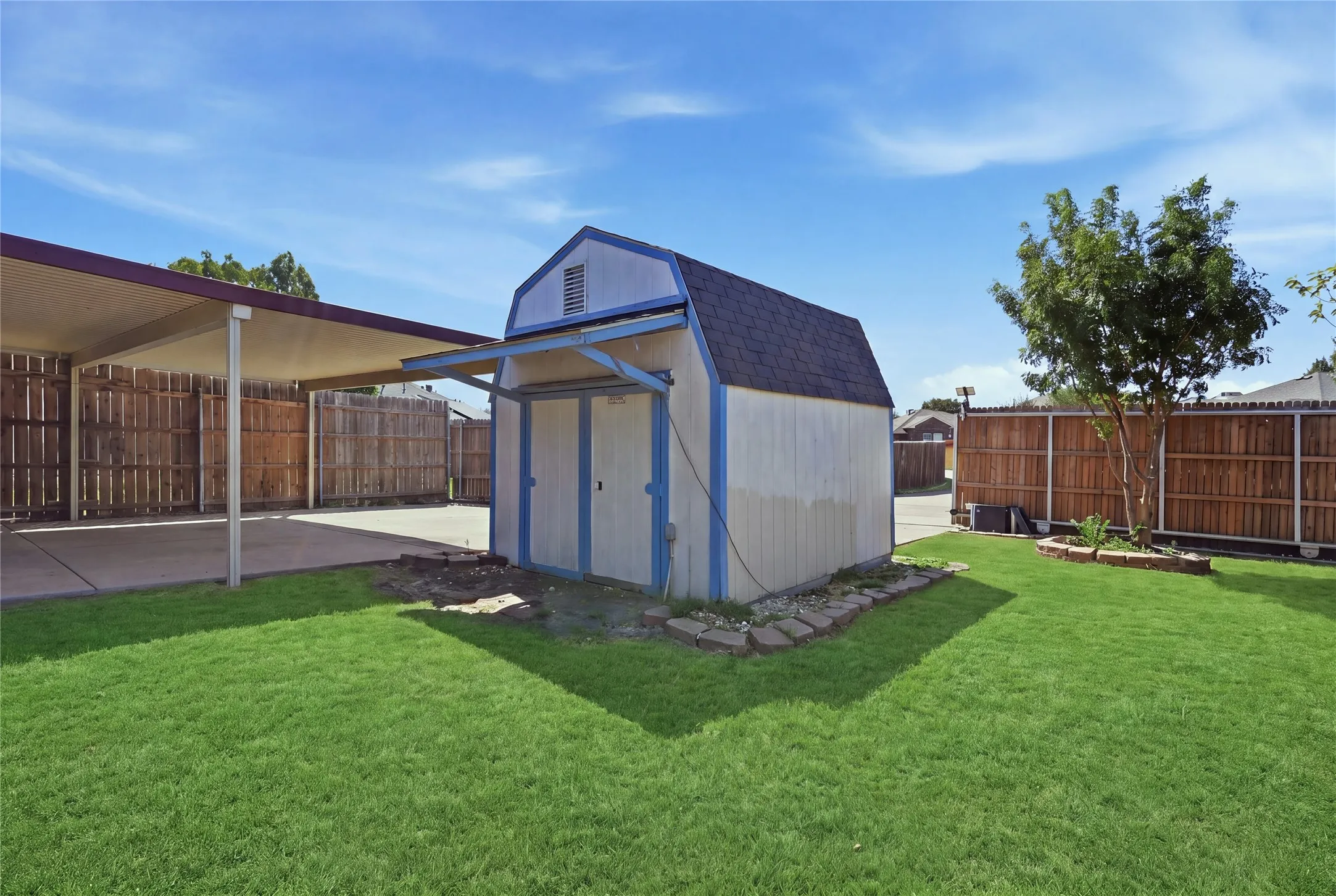Single Family Residence For Sale in Dallas County , 2704 Oak Creek, Mesquite, Texas 75181, 3 Bedroom, 2 Bathroom, 2 Garage spaces, 1,708 Sqft, built in 1995, mls#21368079, Real Estate Agent in Mesquite, Homes For Sale in Dallas county, Homes For Sale in Mesquite, Realtor in Mesquite Texas, Real Estate Brokerage Independent Realty Texas, Luminita Cordes Realtor