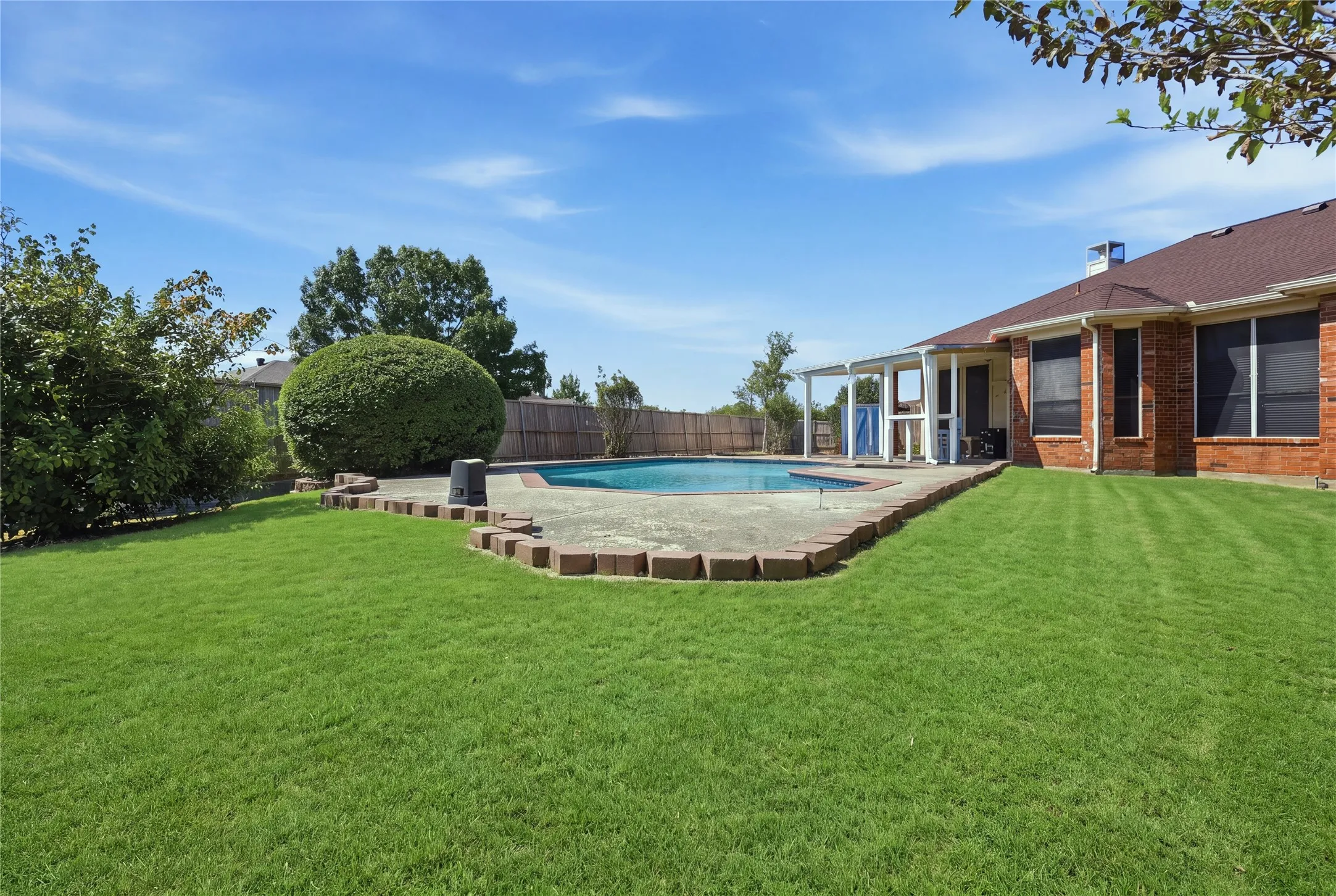 Single Family Residence For Sale in Dallas County , 2704 Oak Creek, Mesquite, Texas 75181, 3 Bedroom, 2 Bathroom, 2 Garage spaces, 1,708 Sqft, built in 1995, mls#21368079, Real Estate Agent in Mesquite, Homes For Sale in Dallas county, Homes For Sale in Mesquite, Realtor in Mesquite Texas, Real Estate Brokerage Independent Realty Texas, Luminita Cordes Realtor