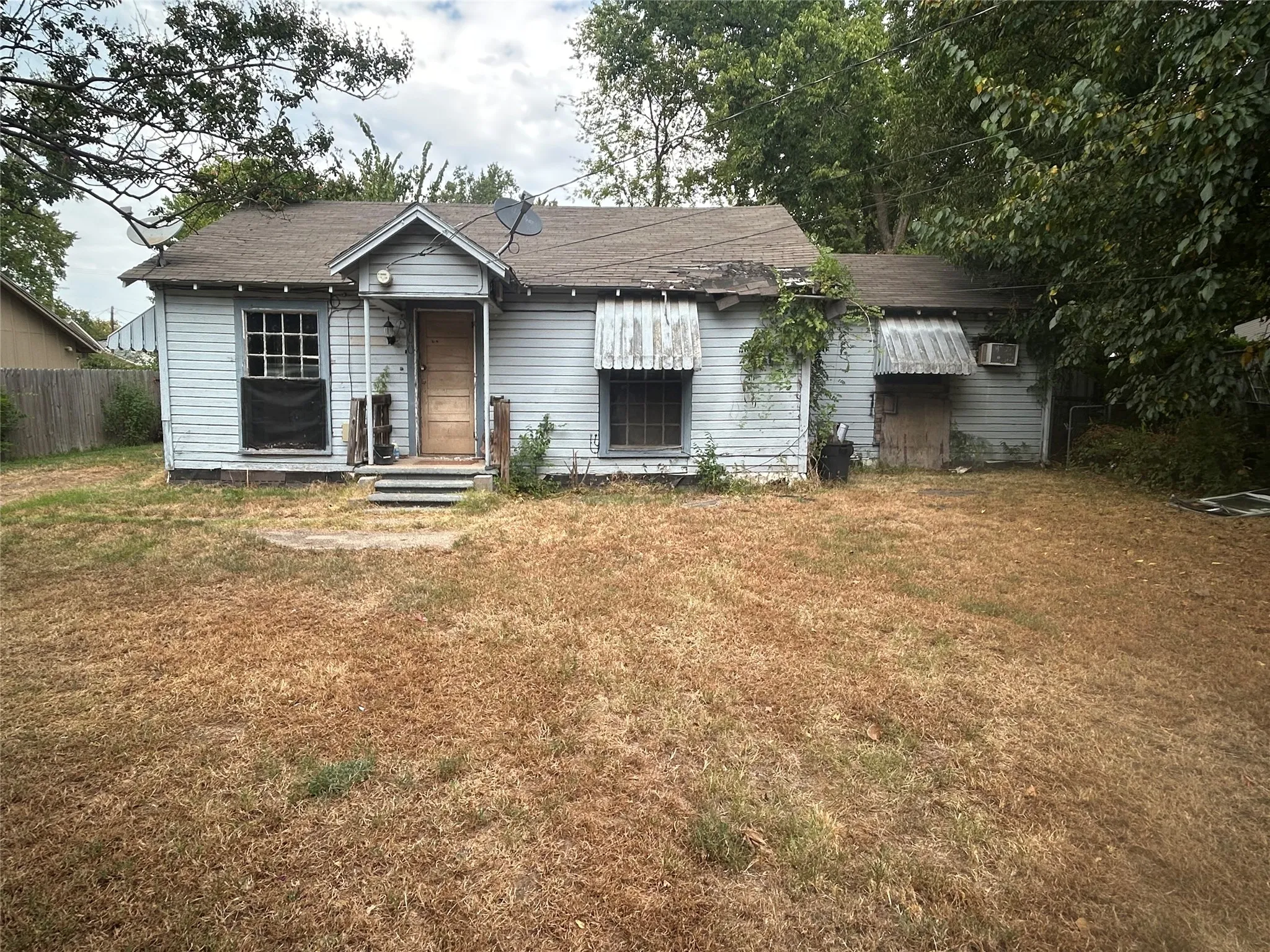 Single Family Residence For Sale in Hopkins County , 100 Pollard Street, Sulphur Springs, Texas 75482, 2 Bedroom, 1 Bathroom, Garage spaces, 1,022 Sqft, built in 1950, mls#21368393, Real Estate Agent in Sulphur Springs, Homes For Sale in Hopkins county, Homes For Sale in Sulphur Springs, Realtor in Sulphur Springs Texas, Real Estate Brokerage Independent Realty Texas, Luminita Cordes Realtor