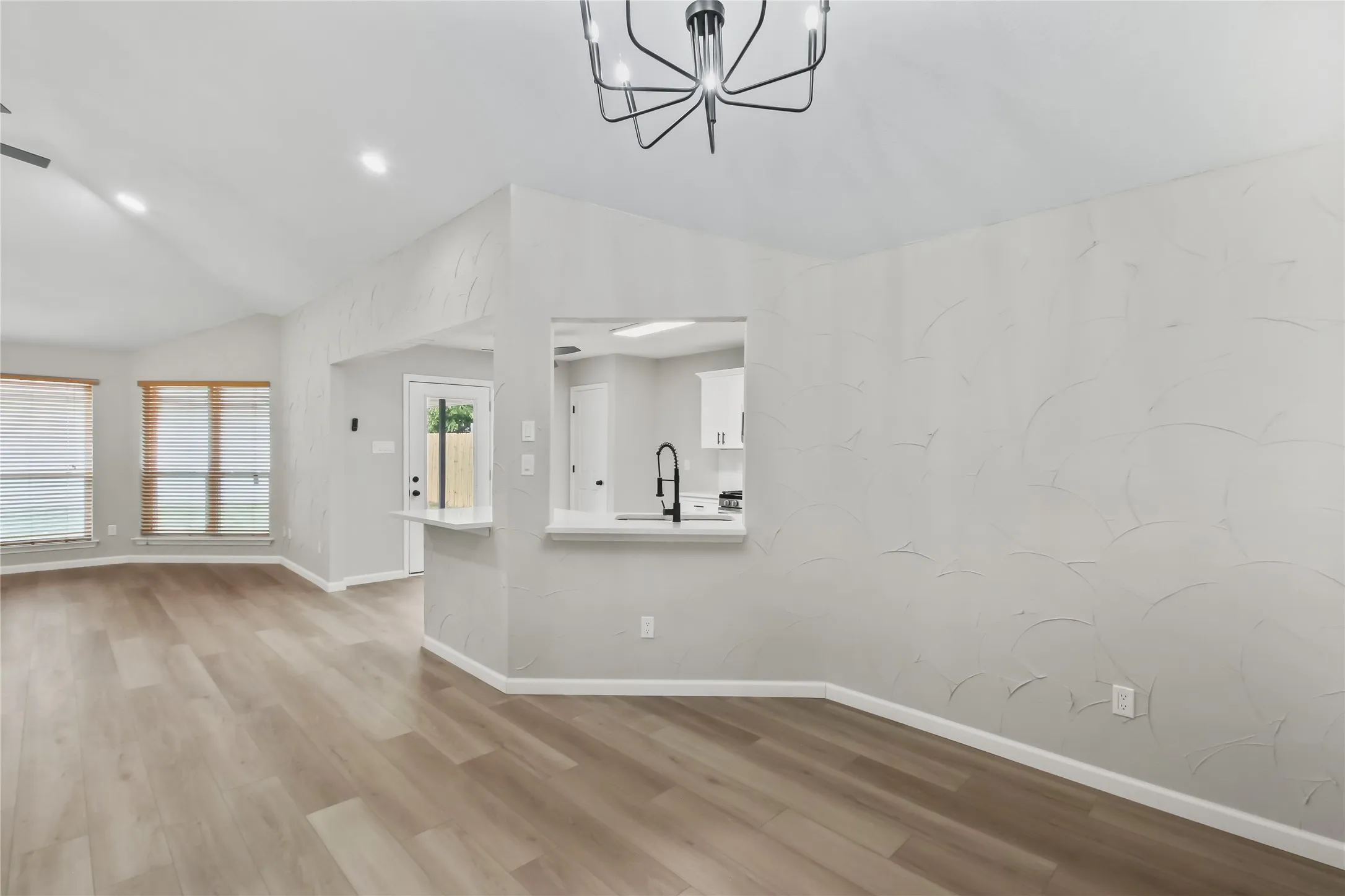 Single Family Residence For Sale in Denton County , 2103 Stein Way, Carrollton, Texas 75007, 3 Bedroom, 2 Bathroom, 2 Garage spaces, 1,535 Sqft, built in 1983, mls#21367543, Real Estate Agent in Carrollton, Homes For Sale in Denton county, Homes For Sale in Carrollton, Realtor in Carrollton Texas, Real Estate Brokerage Independent Realty Texas, Luminita Cordes Realtor