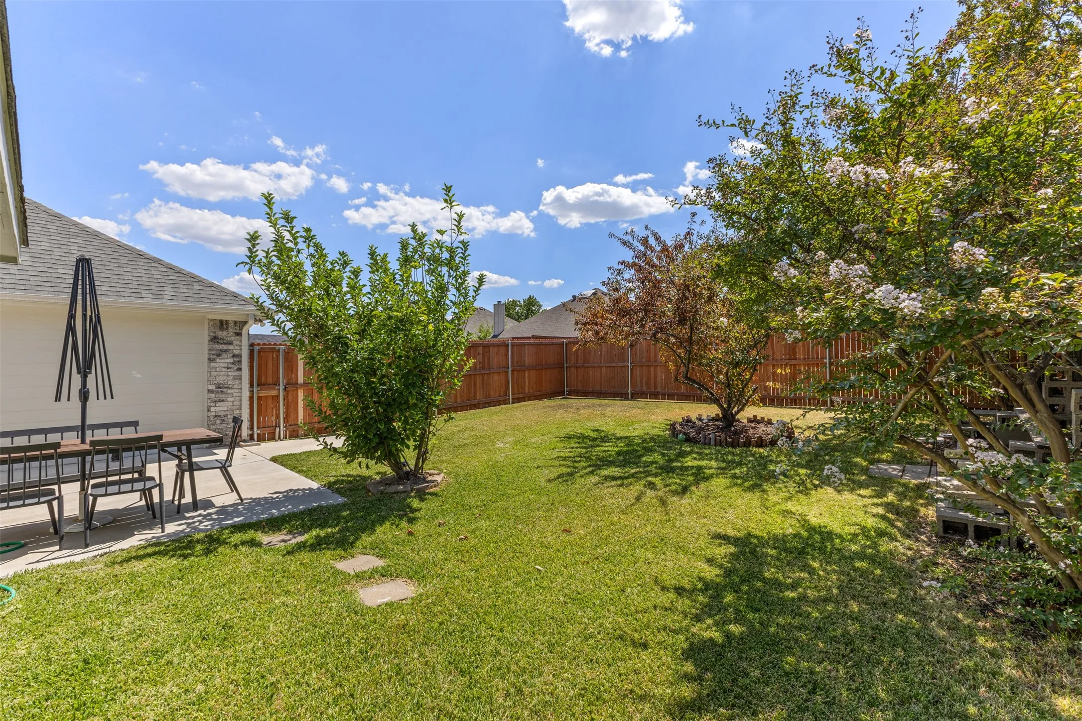 Single Family Residence For Sale in Dallas County , 1938 Woodglen Drive, Mesquite, Texas 75149, 4 Bedroom, 2 Bathroom, 2 Garage spaces, 1,939 Sqft, built in 1997, mls#21362427, Real Estate Agent in Mesquite, Homes For Sale in Dallas county, Homes For Sale in Mesquite, Realtor in Mesquite Texas, Real Estate Brokerage Independent Realty Texas, Luminita Cordes Realtor