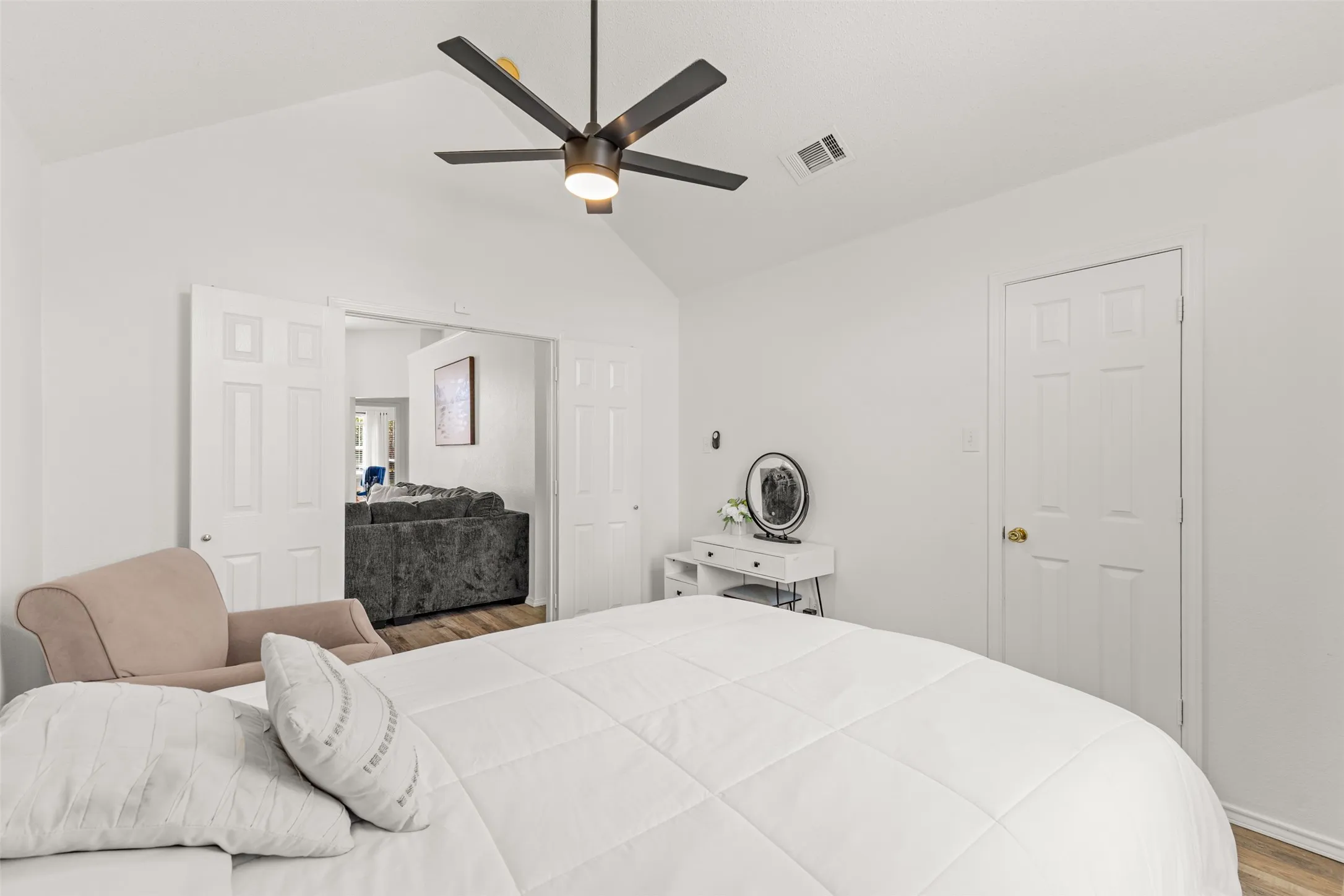 Single Family Residence For Sale in Dallas County , 1938 Woodglen Drive, Mesquite, Texas 75149, 4 Bedroom, 2 Bathroom, 2 Garage spaces, 1,939 Sqft, built in 1997, mls#21362427, Real Estate Agent in Mesquite, Homes For Sale in Dallas county, Homes For Sale in Mesquite, Realtor in Mesquite Texas, Real Estate Brokerage Independent Realty Texas, Luminita Cordes Realtor