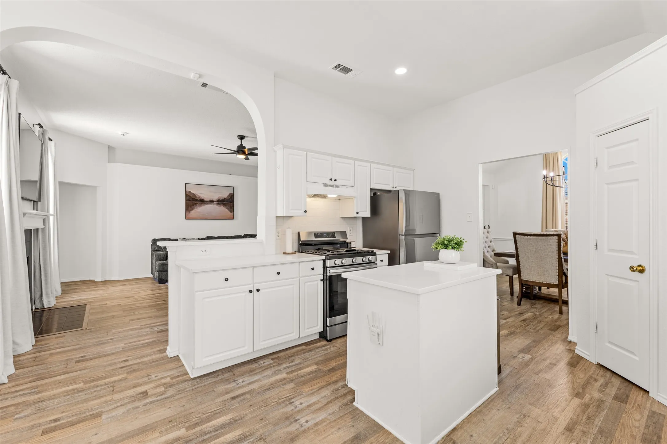 Single Family Residence For Sale in Dallas County , 1938 Woodglen Drive, Mesquite, Texas 75149, 4 Bedroom, 2 Bathroom, 2 Garage spaces, 1,939 Sqft, built in 1997, mls#21362427, Real Estate Agent in Mesquite, Homes For Sale in Dallas county, Homes For Sale in Mesquite, Realtor in Mesquite Texas, Real Estate Brokerage Independent Realty Texas, Luminita Cordes Realtor