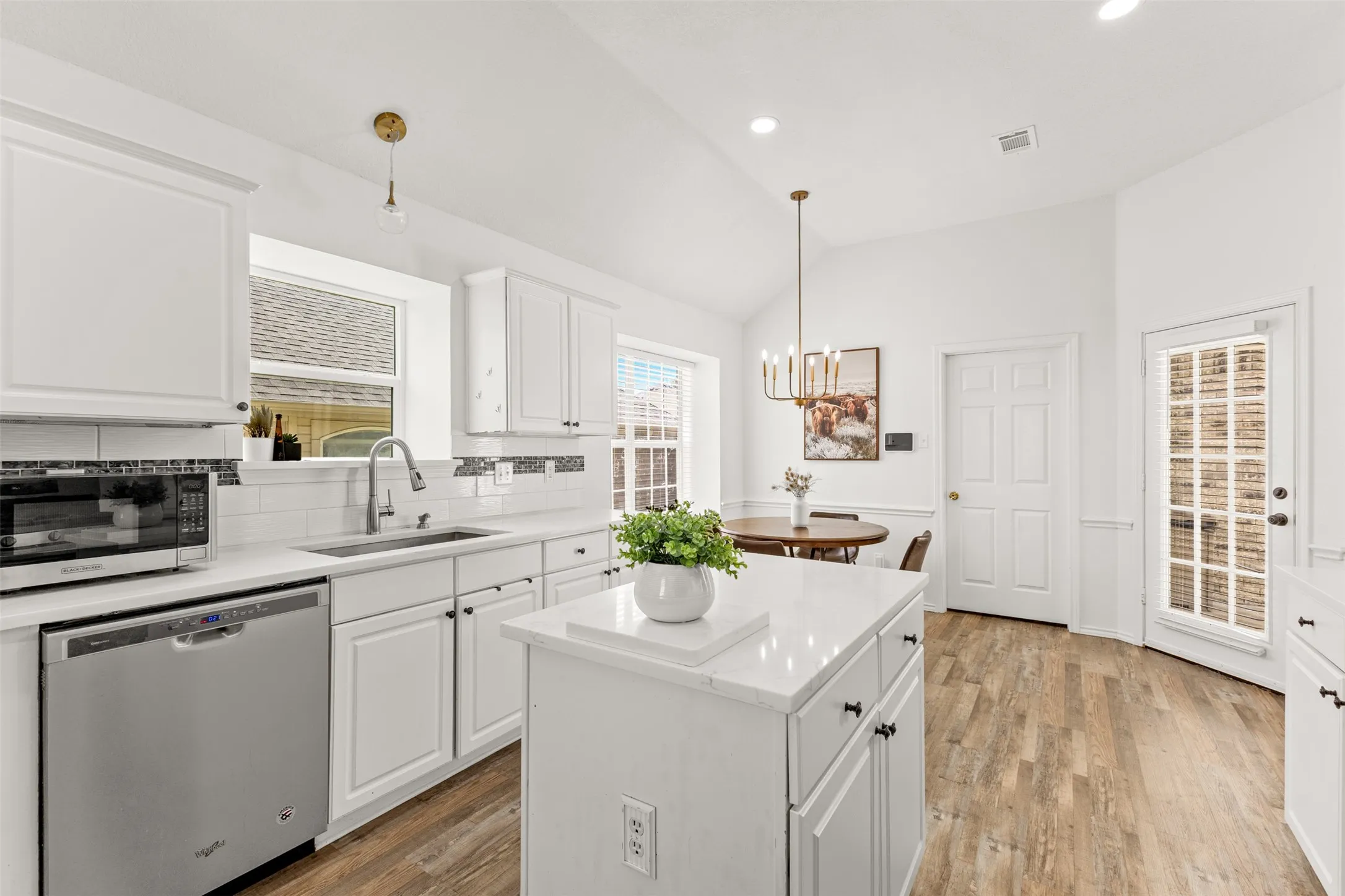 Single Family Residence For Sale in Dallas County , 1938 Woodglen Drive, Mesquite, Texas 75149, 4 Bedroom, 2 Bathroom, 2 Garage spaces, 1,939 Sqft, built in 1997, mls#21362427, Real Estate Agent in Mesquite, Homes For Sale in Dallas county, Homes For Sale in Mesquite, Realtor in Mesquite Texas, Real Estate Brokerage Independent Realty Texas, Luminita Cordes Realtor