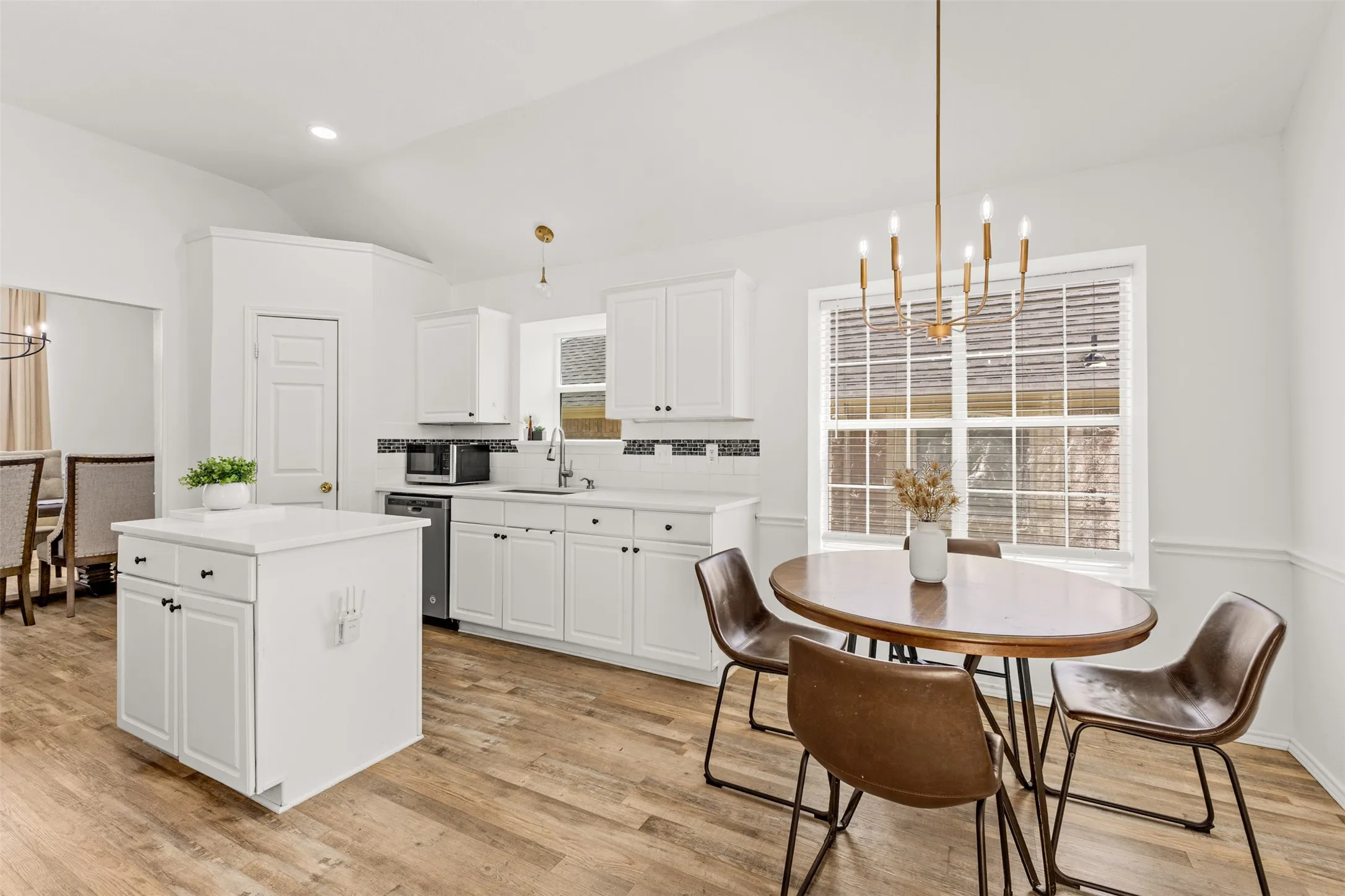 Single Family Residence For Sale in Dallas County , 1938 Woodglen Drive, Mesquite, Texas 75149, 4 Bedroom, 2 Bathroom, 2 Garage spaces, 1,939 Sqft, built in 1997, mls#21362427, Real Estate Agent in Mesquite, Homes For Sale in Dallas county, Homes For Sale in Mesquite, Realtor in Mesquite Texas, Real Estate Brokerage Independent Realty Texas, Luminita Cordes Realtor