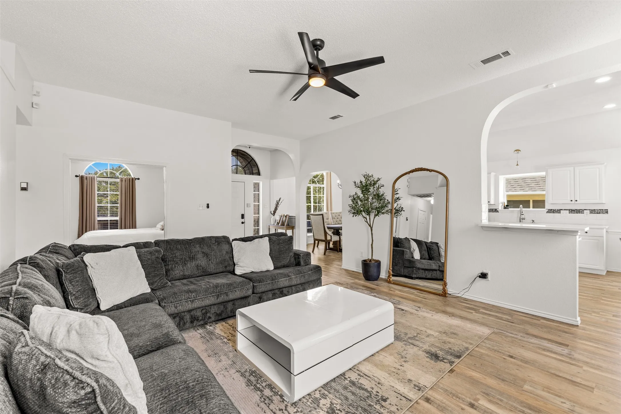 Single Family Residence For Sale in Dallas County , 1938 Woodglen Drive, Mesquite, Texas 75149, 4 Bedroom, 2 Bathroom, 2 Garage spaces, 1,939 Sqft, built in 1997, mls#21362427, Real Estate Agent in Mesquite, Homes For Sale in Dallas county, Homes For Sale in Mesquite, Realtor in Mesquite Texas, Real Estate Brokerage Independent Realty Texas, Luminita Cordes Realtor
