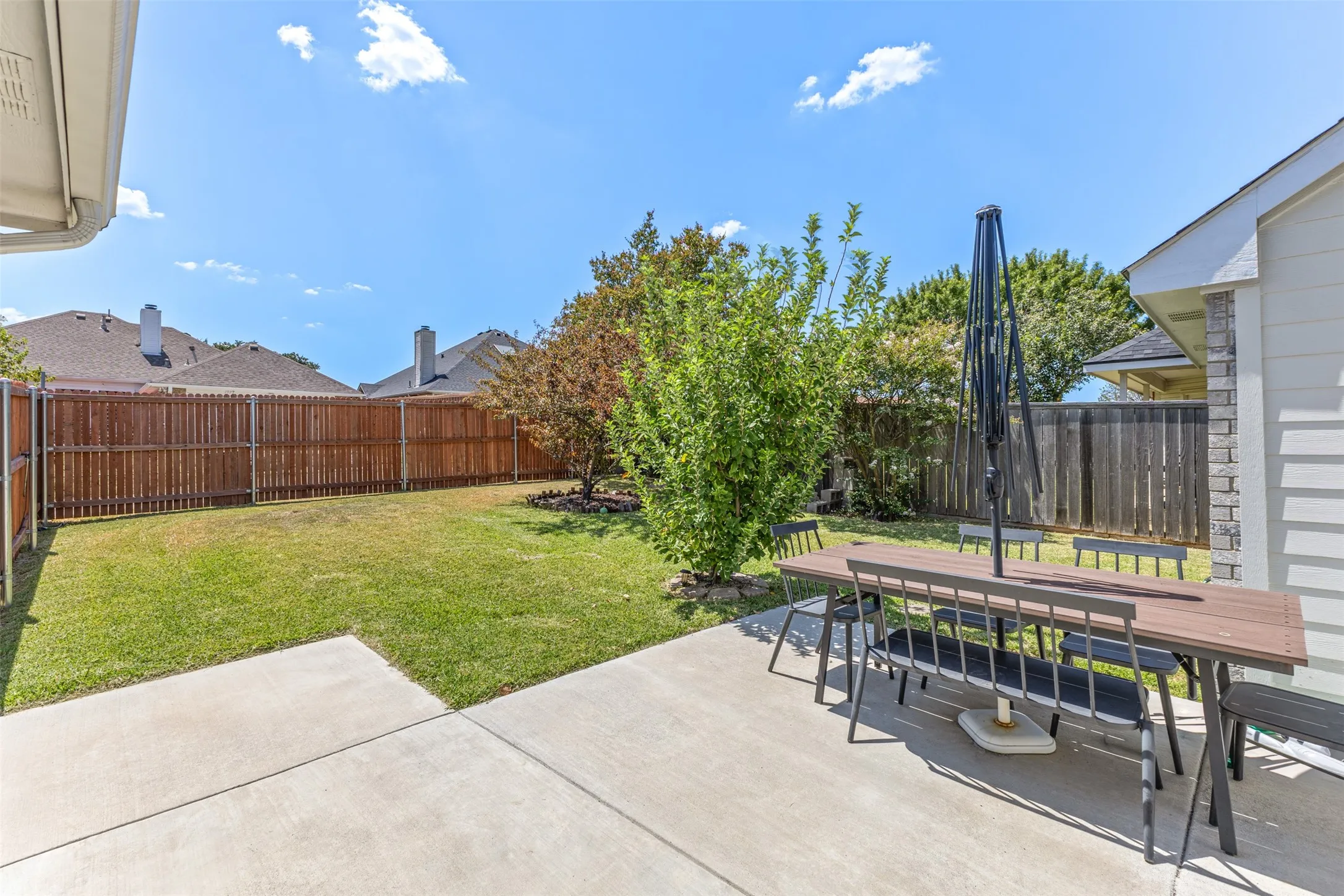 Single Family Residence For Sale in Dallas County , 1938 Woodglen Drive, Mesquite, Texas 75149, 4 Bedroom, 2 Bathroom, 2 Garage spaces, 1,939 Sqft, built in 1997, mls#21362427, Real Estate Agent in Mesquite, Homes For Sale in Dallas county, Homes For Sale in Mesquite, Realtor in Mesquite Texas, Real Estate Brokerage Independent Realty Texas, Luminita Cordes Realtor