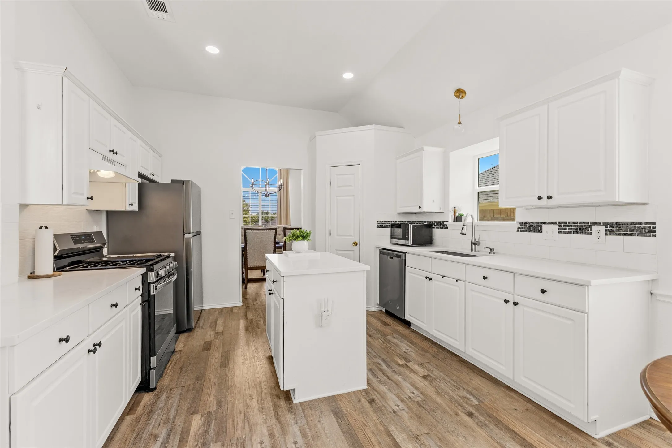 Single Family Residence For Sale in Dallas County , 1938 Woodglen Drive, Mesquite, Texas 75149, 4 Bedroom, 2 Bathroom, 2 Garage spaces, 1,939 Sqft, built in 1997, mls#21362427, Real Estate Agent in Mesquite, Homes For Sale in Dallas county, Homes For Sale in Mesquite, Realtor in Mesquite Texas, Real Estate Brokerage Independent Realty Texas, Luminita Cordes Realtor