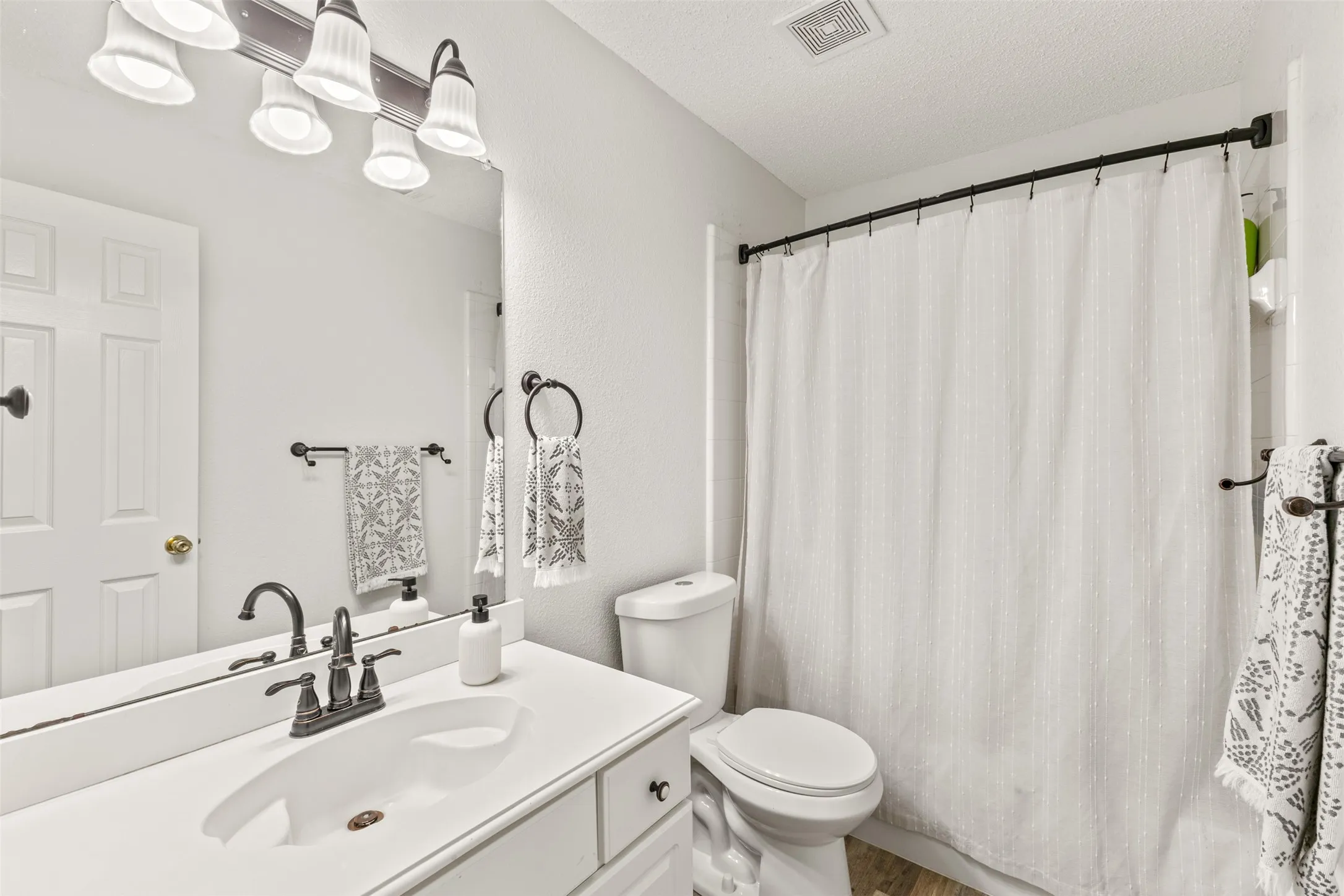 Single Family Residence For Sale in Dallas County , 1938 Woodglen Drive, Mesquite, Texas 75149, 4 Bedroom, 2 Bathroom, 2 Garage spaces, 1,939 Sqft, built in 1997, mls#21362427, Real Estate Agent in Mesquite, Homes For Sale in Dallas county, Homes For Sale in Mesquite, Realtor in Mesquite Texas, Real Estate Brokerage Independent Realty Texas, Luminita Cordes Realtor