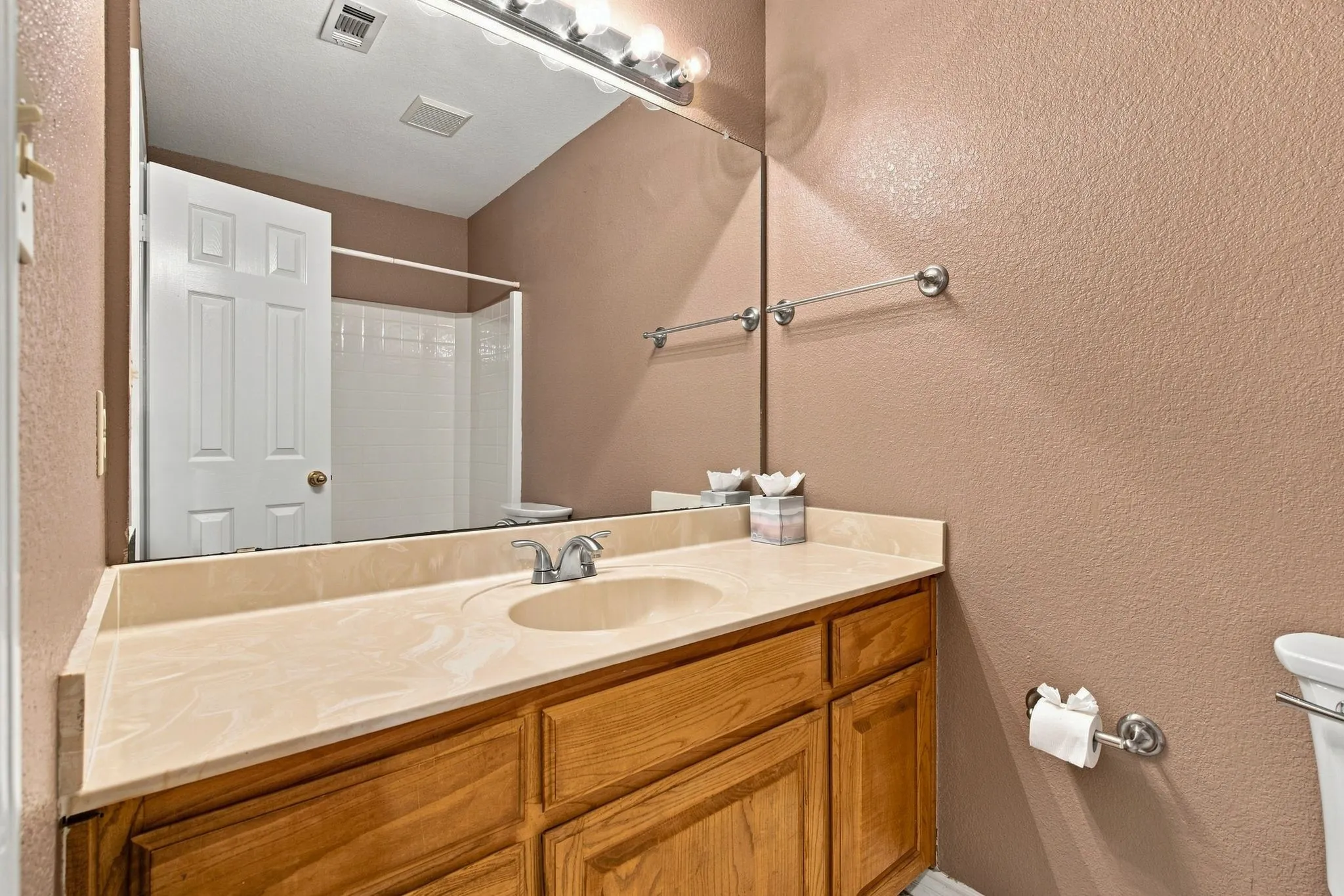 Single Family Residence For Sale in Hill County , 31003 Doe Run Court, Whitney, Texas 76692, 3 Bedroom, 2 Bathroom, 2 Garage spaces, 1,260 Sqft, built in 1997, mls#21365252, Real Estate Agent in Whitney, Homes For Sale in Hill county, Homes For Sale in Whitney, Realtor in Whitney Texas, Real Estate Brokerage Independent Realty Texas, Luminita Cordes Realtor