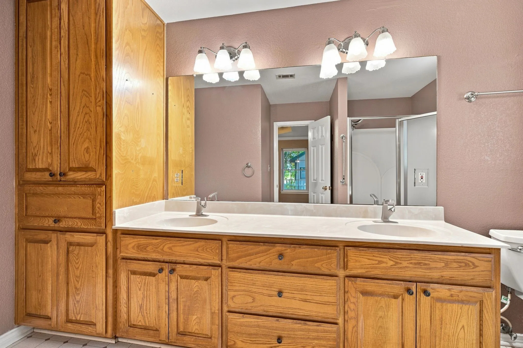 Single Family Residence For Sale in Hill County , 31003 Doe Run Court, Whitney, Texas 76692, 3 Bedroom, 2 Bathroom, 2 Garage spaces, 1,260 Sqft, built in 1997, mls#21365252, Real Estate Agent in Whitney, Homes For Sale in Hill county, Homes For Sale in Whitney, Realtor in Whitney Texas, Real Estate Brokerage Independent Realty Texas, Luminita Cordes Realtor