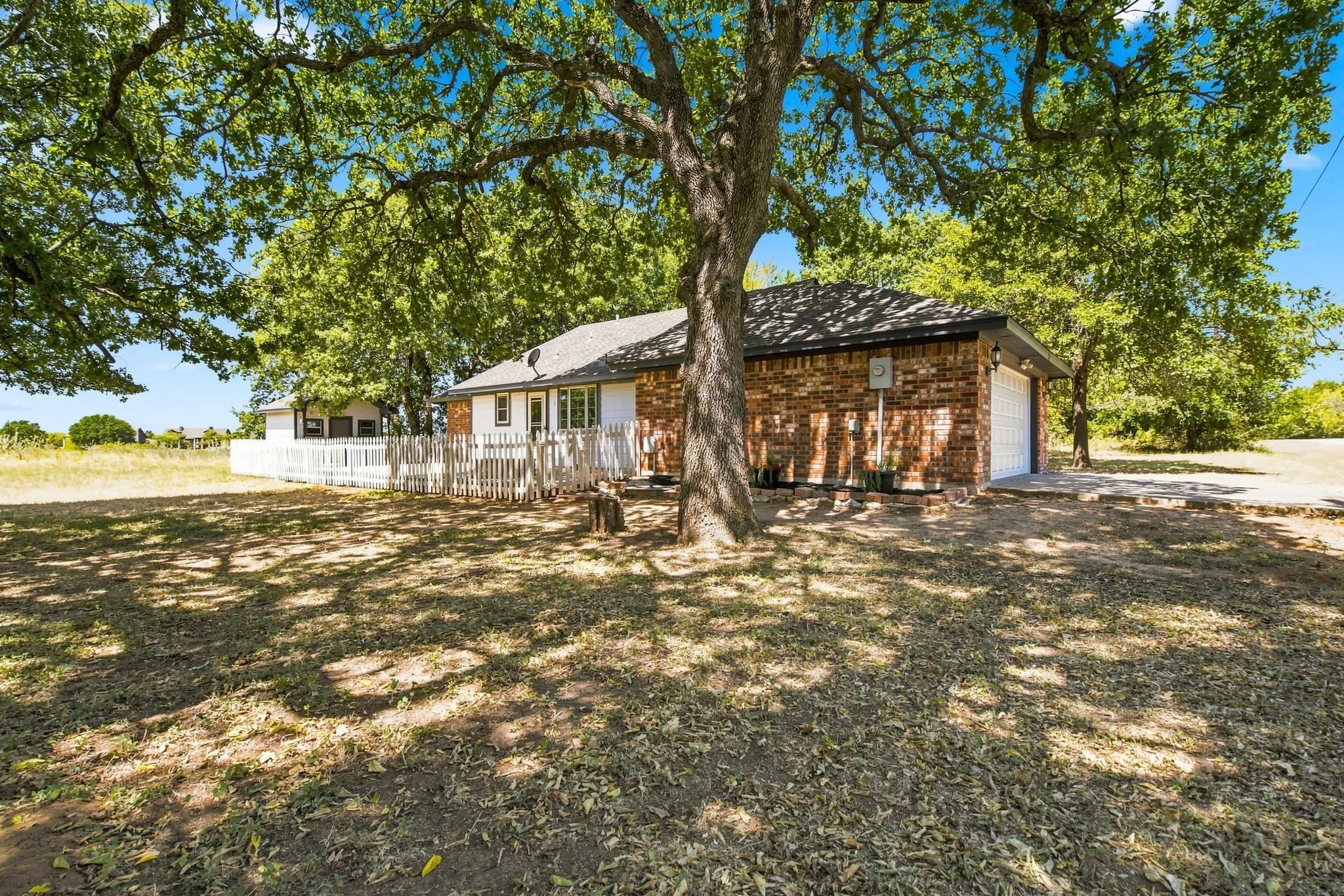 Single Family Residence For Sale in Hill County , 31003 Doe Run Court, Whitney, Texas 76692, 3 Bedroom, 2 Bathroom, 2 Garage spaces, 1,260 Sqft, built in 1997, mls#21365252, Real Estate Agent in Whitney, Homes For Sale in Hill county, Homes For Sale in Whitney, Realtor in Whitney Texas, Real Estate Brokerage Independent Realty Texas, Luminita Cordes Realtor