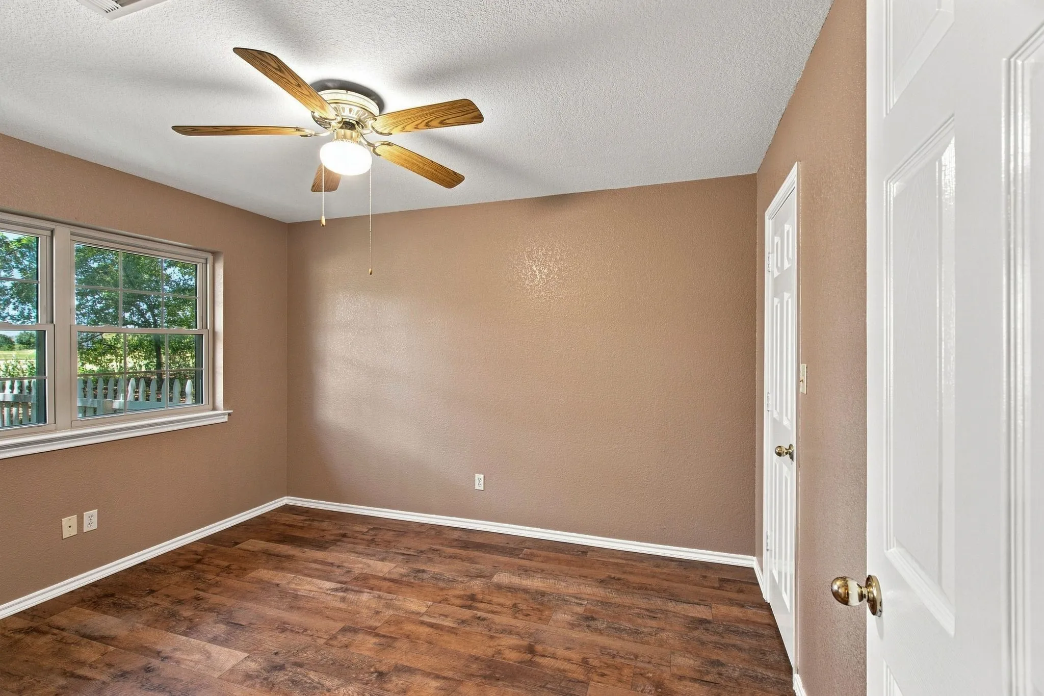 Single Family Residence For Sale in Hill County , 31003 Doe Run Court, Whitney, Texas 76692, 3 Bedroom, 2 Bathroom, 2 Garage spaces, 1,260 Sqft, built in 1997, mls#21365252, Real Estate Agent in Whitney, Homes For Sale in Hill county, Homes For Sale in Whitney, Realtor in Whitney Texas, Real Estate Brokerage Independent Realty Texas, Luminita Cordes Realtor