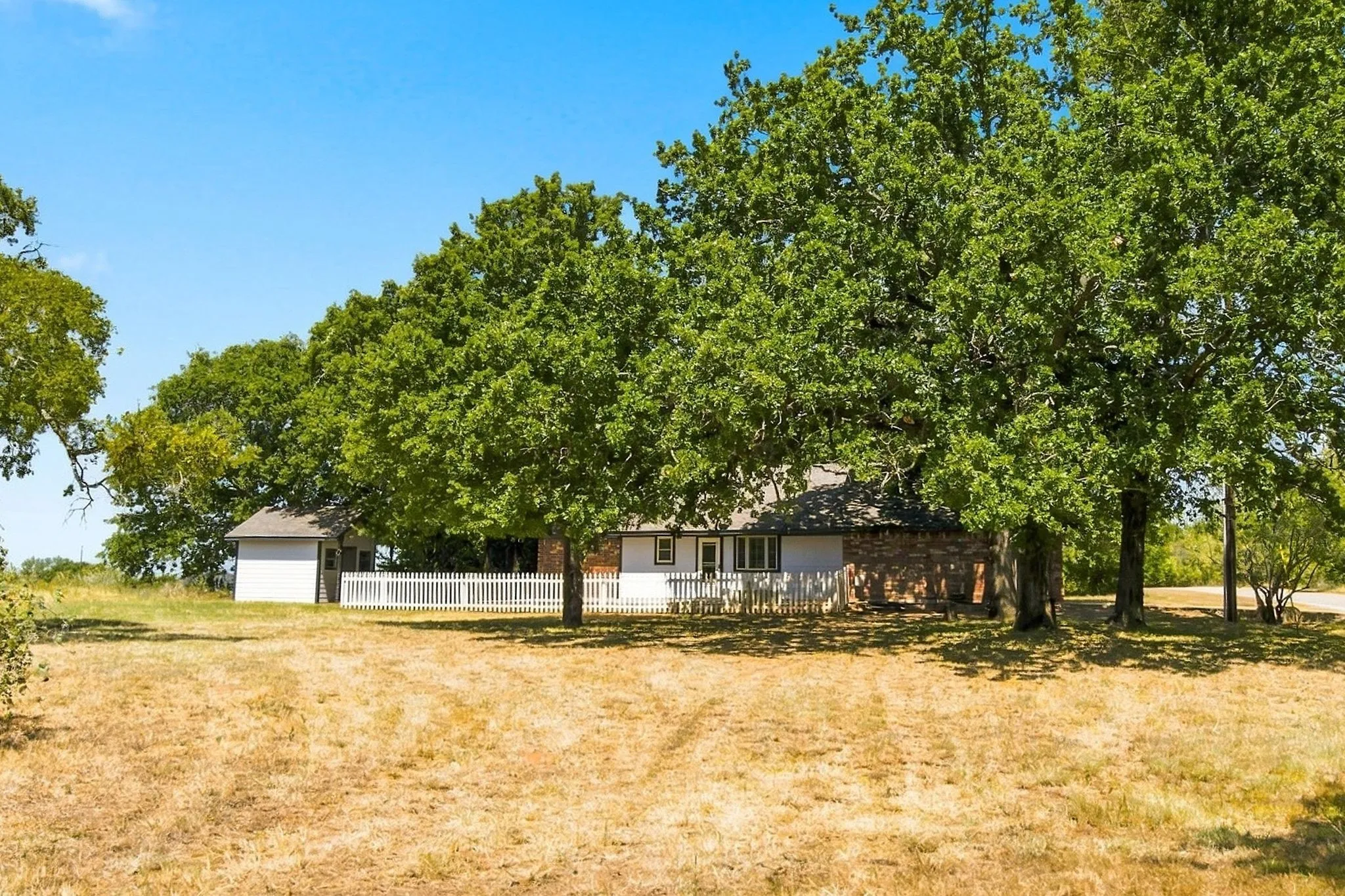 Single Family Residence For Sale in Hill County , 31003 Doe Run Court, Whitney, Texas 76692, 3 Bedroom, 2 Bathroom, 2 Garage spaces, 1,260 Sqft, built in 1997, mls#21365252, Real Estate Agent in Whitney, Homes For Sale in Hill county, Homes For Sale in Whitney, Realtor in Whitney Texas, Real Estate Brokerage Independent Realty Texas, Luminita Cordes Realtor