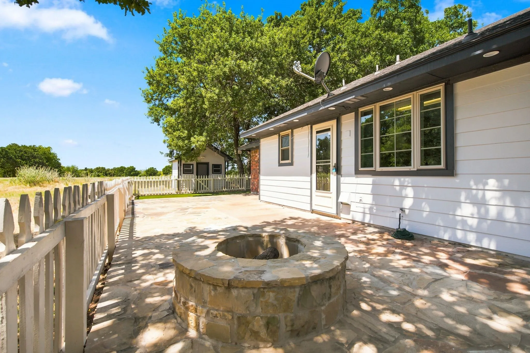 Single Family Residence For Sale in Hill County , 31003 Doe Run Court, Whitney, Texas 76692, 3 Bedroom, 2 Bathroom, 2 Garage spaces, 1,260 Sqft, built in 1997, mls#21365252, Real Estate Agent in Whitney, Homes For Sale in Hill county, Homes For Sale in Whitney, Realtor in Whitney Texas, Real Estate Brokerage Independent Realty Texas, Luminita Cordes Realtor