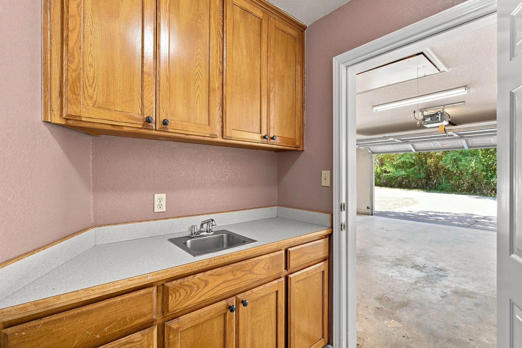 Single Family Residence For Sale in Hill County , 31003 Doe Run Court, Whitney, Texas 76692, 3 Bedroom, 2 Bathroom, 2 Garage spaces, 1,260 Sqft, built in 1997, mls#21365252, Real Estate Agent in Whitney, Homes For Sale in Hill county, Homes For Sale in Whitney, Realtor in Whitney Texas, Real Estate Brokerage Independent Realty Texas, Luminita Cordes Realtor