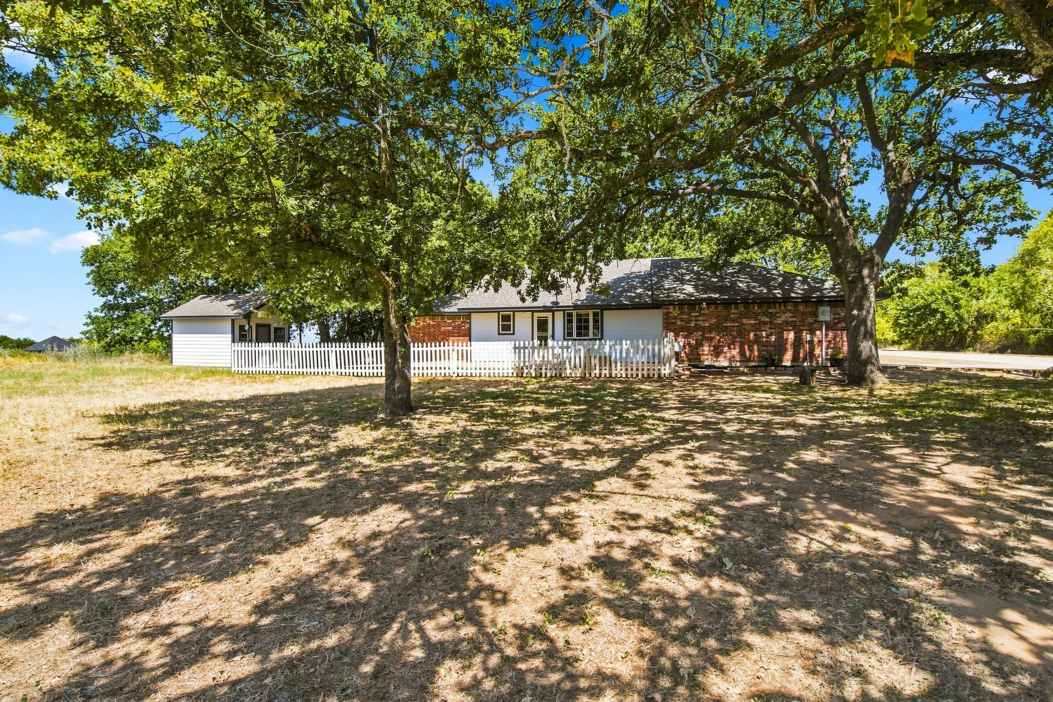 Single Family Residence For Sale in Hill County , 31003 Doe Run Court, Whitney, Texas 76692, 3 Bedroom, 2 Bathroom, 2 Garage spaces, 1,260 Sqft, built in 1997, mls#21365252, Real Estate Agent in Whitney, Homes For Sale in Hill county, Homes For Sale in Whitney, Realtor in Whitney Texas, Real Estate Brokerage Independent Realty Texas, Luminita Cordes Realtor