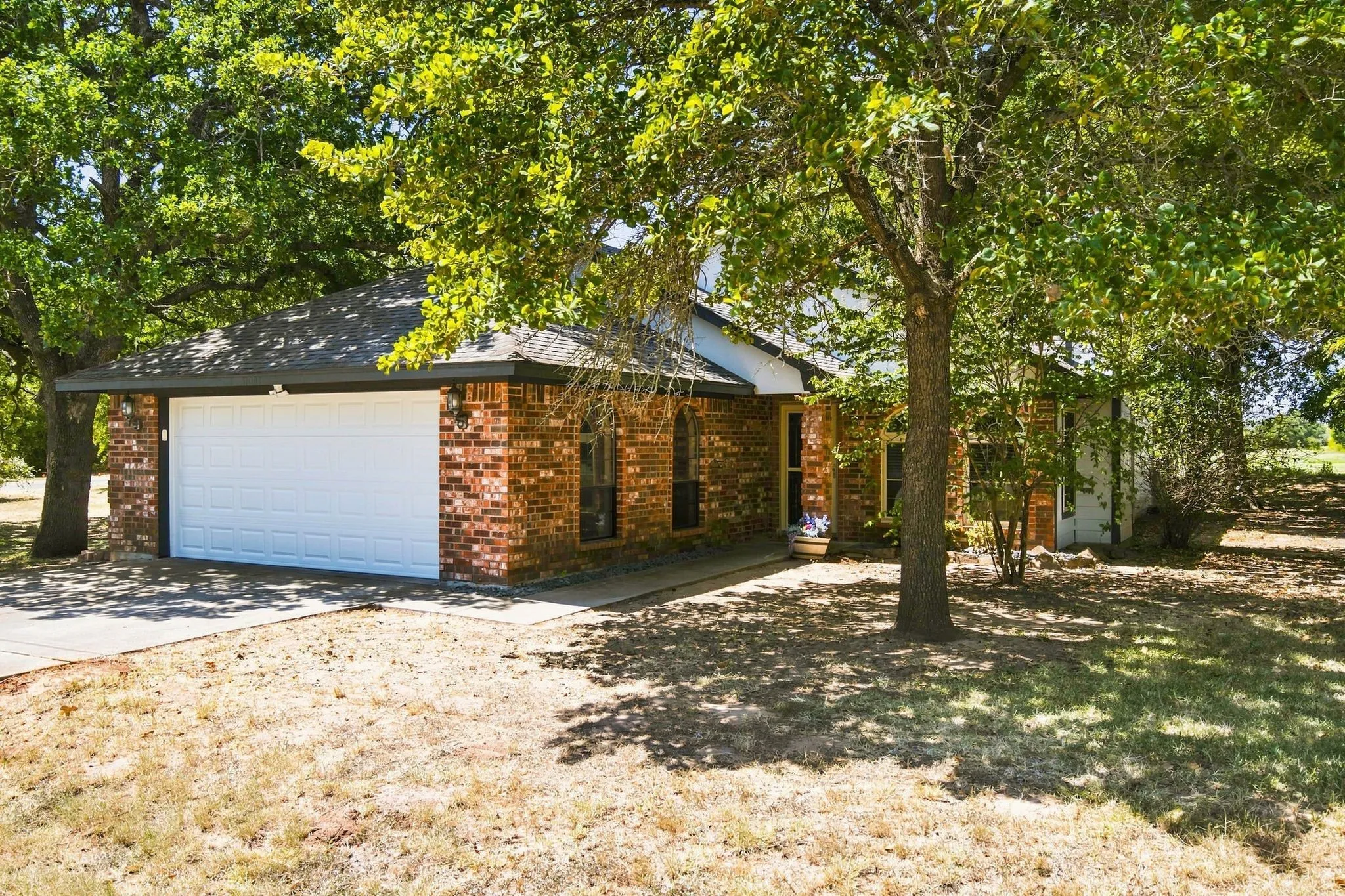 Single Family Residence For Sale in Hill County , 31003 Doe Run Court, Whitney, Texas 76692, 3 Bedroom, 2 Bathroom, 2 Garage spaces, 1,260 Sqft, built in 1997, mls#21365252, Real Estate Agent in Whitney, Homes For Sale in Hill county, Homes For Sale in Whitney, Realtor in Whitney Texas, Real Estate Brokerage Independent Realty Texas, Luminita Cordes Realtor