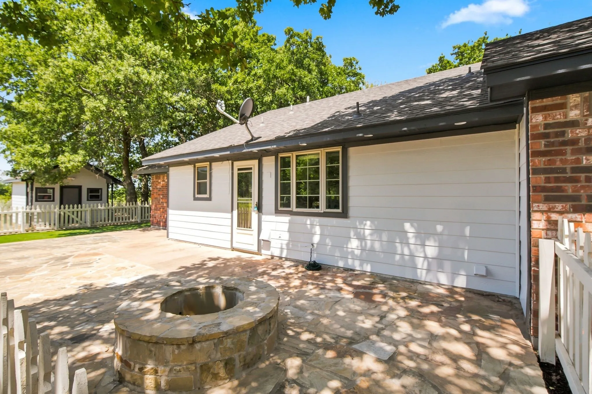 Single Family Residence For Sale in Hill County , 31003 Doe Run Court, Whitney, Texas 76692, 3 Bedroom, 2 Bathroom, 2 Garage spaces, 1,260 Sqft, built in 1997, mls#21365252, Real Estate Agent in Whitney, Homes For Sale in Hill county, Homes For Sale in Whitney, Realtor in Whitney Texas, Real Estate Brokerage Independent Realty Texas, Luminita Cordes Realtor