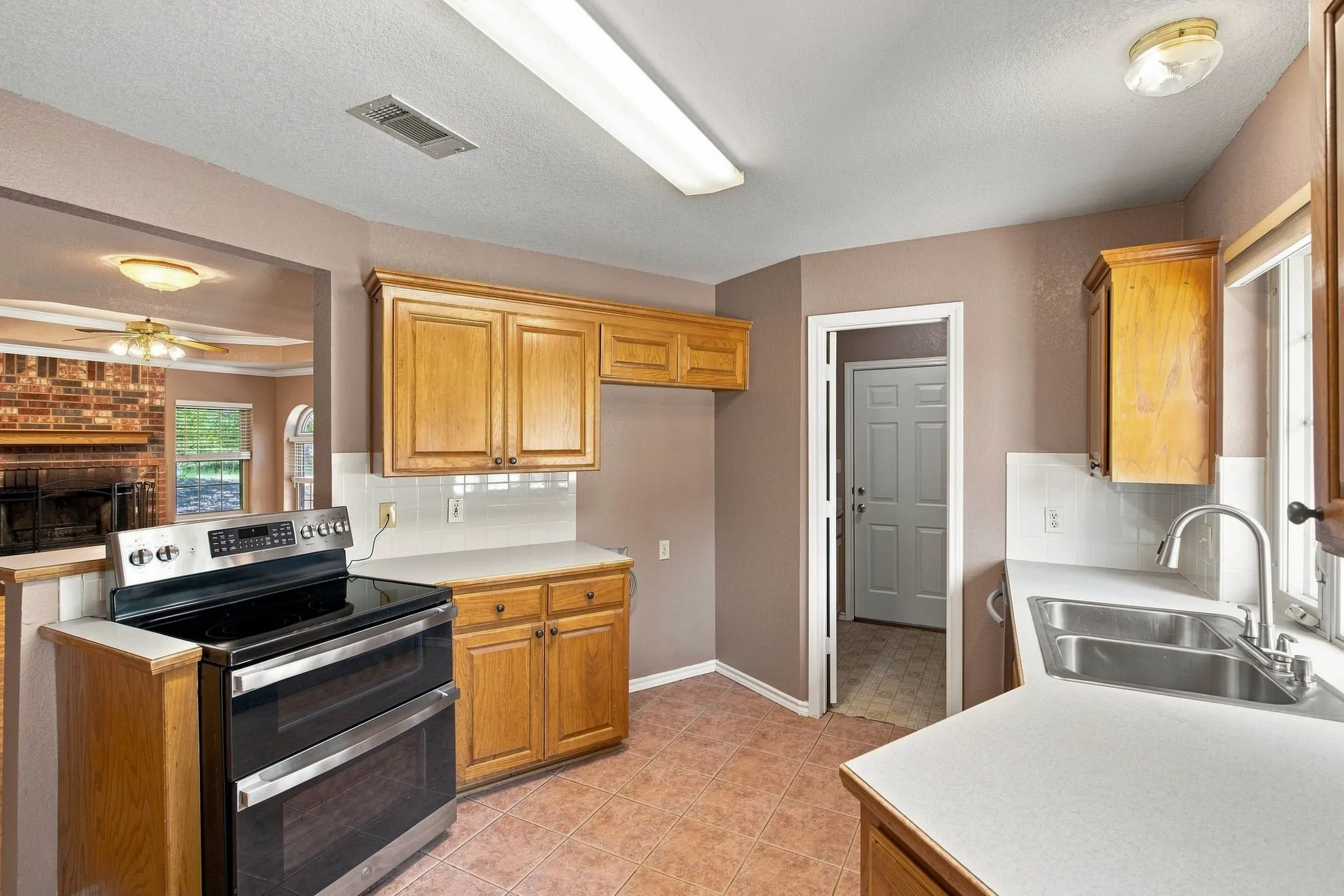 Single Family Residence For Sale in Hill County , 31003 Doe Run Court, Whitney, Texas 76692, 3 Bedroom, 2 Bathroom, 2 Garage spaces, 1,260 Sqft, built in 1997, mls#21365252, Real Estate Agent in Whitney, Homes For Sale in Hill county, Homes For Sale in Whitney, Realtor in Whitney Texas, Real Estate Brokerage Independent Realty Texas, Luminita Cordes Realtor