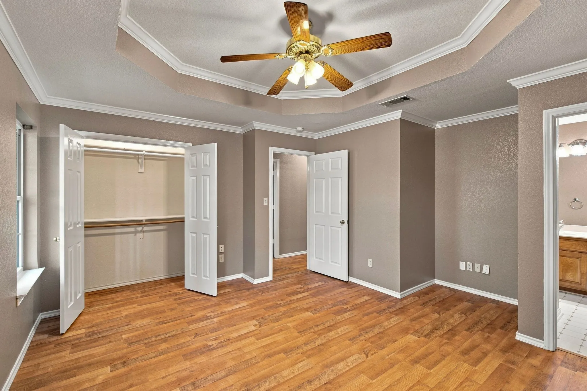 Single Family Residence For Sale in Hill County , 31003 Doe Run Court, Whitney, Texas 76692, 3 Bedroom, 2 Bathroom, 2 Garage spaces, 1,260 Sqft, built in 1997, mls#21365252, Real Estate Agent in Whitney, Homes For Sale in Hill county, Homes For Sale in Whitney, Realtor in Whitney Texas, Real Estate Brokerage Independent Realty Texas, Luminita Cordes Realtor