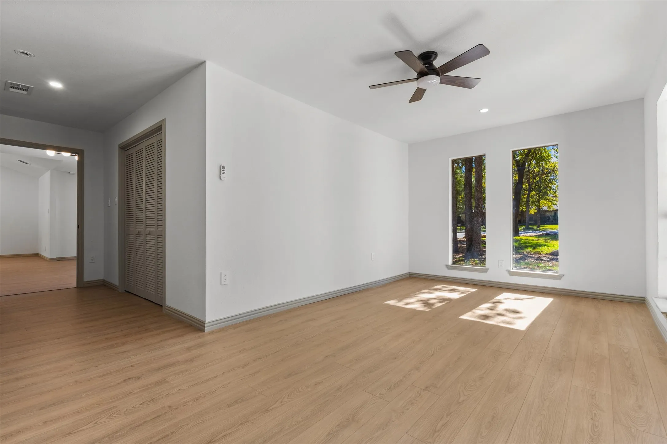 Unfurnished room featuring light wood-type flooring, ceiling fan, and recessed lighting