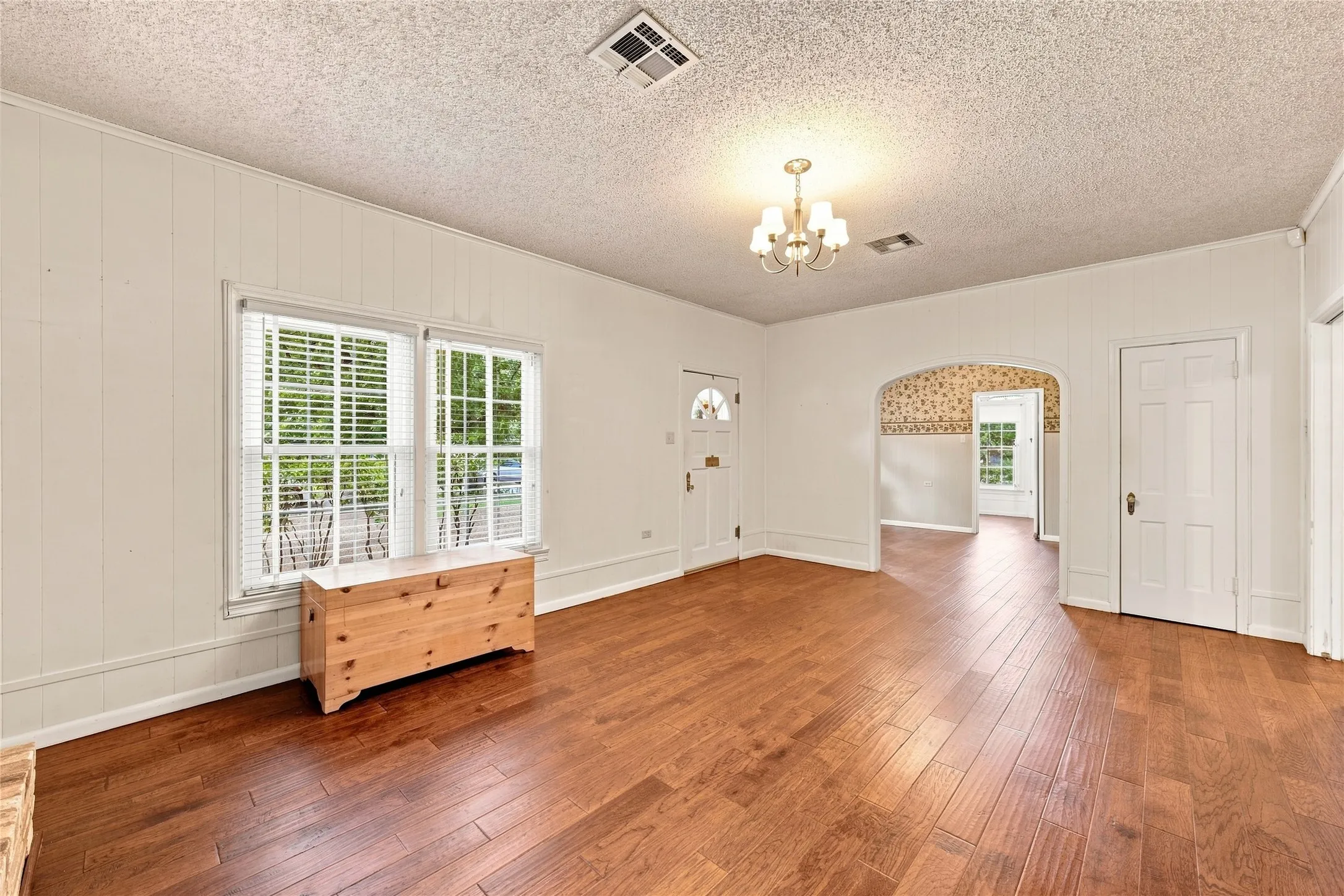 Single Family Residence For Sale in Mc Lennan County , 2616 Pine Avenue, Waco, Texas 76708, 2 Bedroom, 1 Bathroom, 1 Garage spaces, 1,236 Sqft, built in 1939, mls#21363947, Real Estate Agent in Waco, Homes For Sale in Mc Lennan county, Homes For Sale in Waco, Realtor in Waco Texas, Real Estate Brokerage Independent Realty Texas, Luminita Cordes Realtor