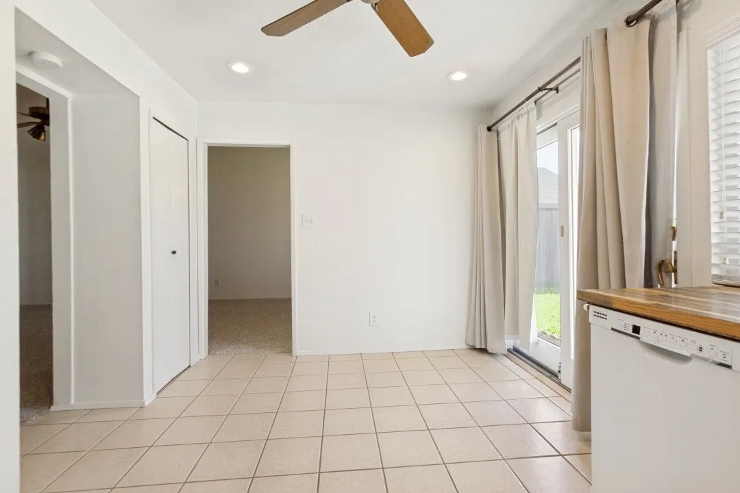 Single Family Residence For Sale in Dallas County , 2906 Western Drive, Garland, Texas 75042, 3 Bedroom, 1 Bathroom, 2 Garage spaces, 1,386 Sqft, built in 1990, mls#21368435, Real Estate Agent in Garland, Homes For Sale in Dallas county, Homes For Sale in Garland, Realtor in Garland Texas, Real Estate Brokerage Independent Realty Texas, Luminita Cordes Realtor