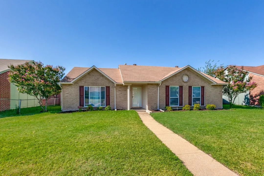 Single Family Residence For Sale in Dallas County , 2906 Western Drive, Garland, Texas 75042, 3 Bedroom, 1 Bathroom, 2 Garage spaces, 1,386 Sqft, built in 1990, mls#21368435, Real Estate Agent in Garland, Homes For Sale in Dallas county, Homes For Sale in Garland, Realtor in Garland Texas, Real Estate Brokerage Independent Realty Texas, Luminita Cordes Realtor