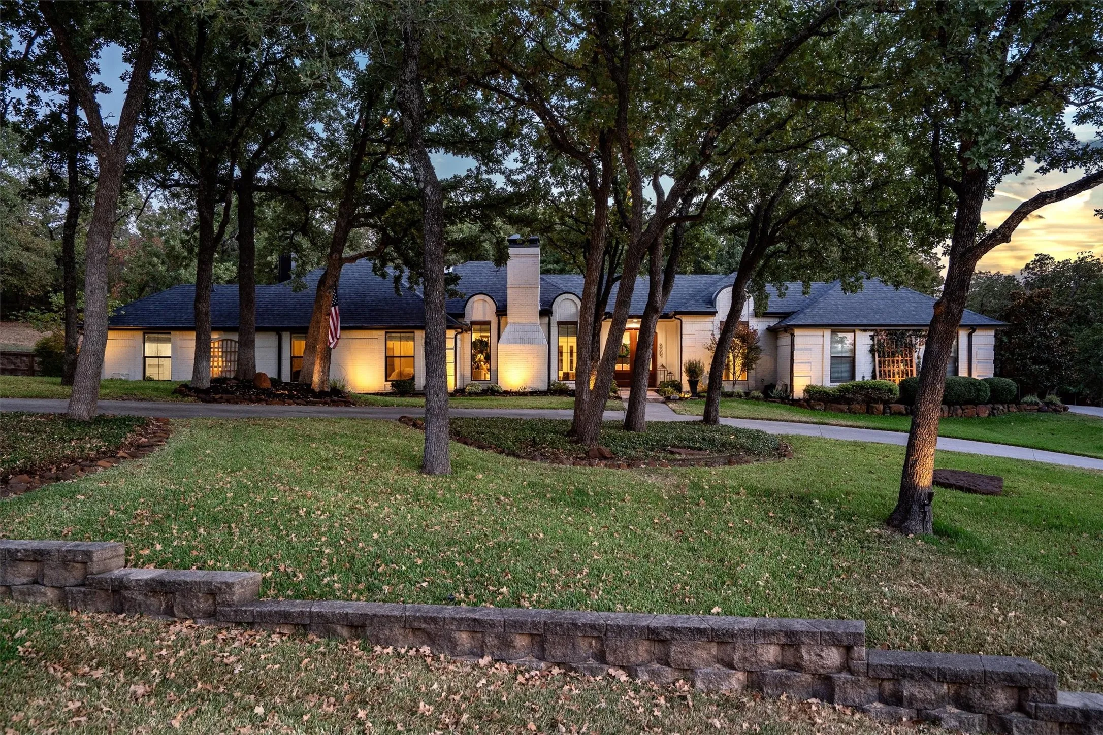 Single Family Residence For Sale in Denton County , 6509 Hillcrest Road, Flower Mound, Texas 75022, 3 Bedroom, 4 Bathroom, 2 Garage spaces, 2,635 Sqft, built in 1984, mls#21367606, Real Estate Agent in Flower Mound, Homes For Sale in Denton county, Homes For Sale in Flower Mound, Realtor in Flower Mound Texas, Real Estate Brokerage Independent Realty Texas, Luminita Cordes Realtor