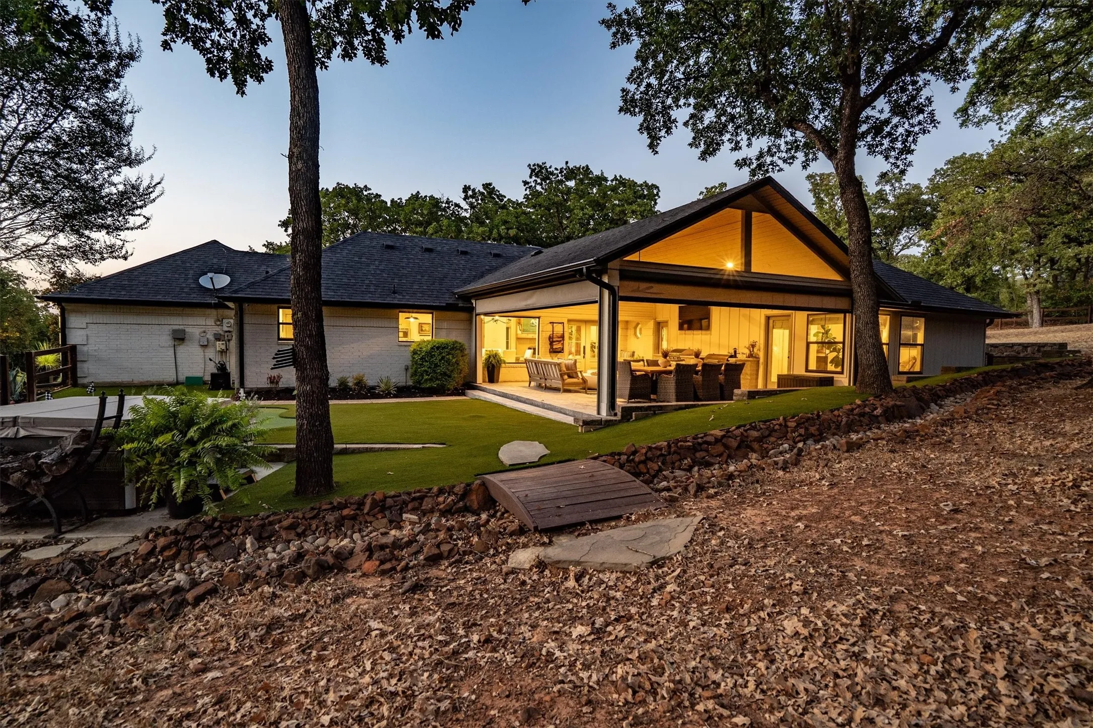 Single Family Residence For Sale in Denton County , 6509 Hillcrest Road, Flower Mound, Texas 75022, 3 Bedroom, 4 Bathroom, 2 Garage spaces, 2,635 Sqft, built in 1984, mls#21367606, Real Estate Agent in Flower Mound, Homes For Sale in Denton county, Homes For Sale in Flower Mound, Realtor in Flower Mound Texas, Real Estate Brokerage Independent Realty Texas, Luminita Cordes Realtor