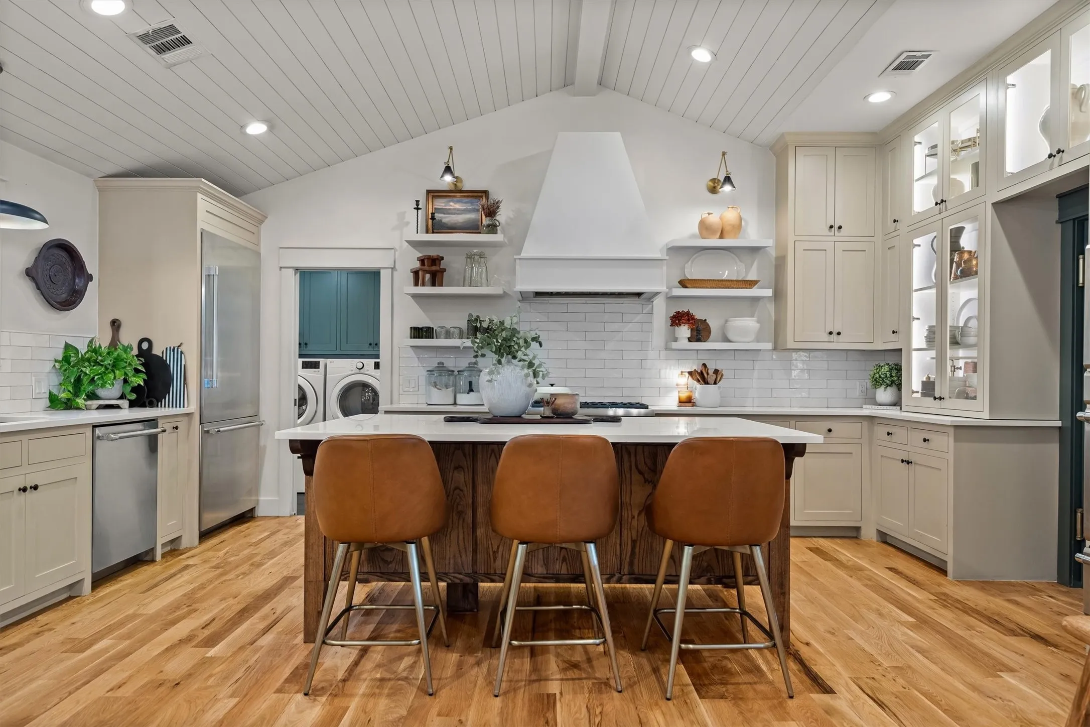Single Family Residence For Sale in Denton County , 6509 Hillcrest Road, Flower Mound, Texas 75022, 3 Bedroom, 4 Bathroom, 2 Garage spaces, 2,635 Sqft, built in 1984, mls#21367606, Real Estate Agent in Flower Mound, Homes For Sale in Denton county, Homes For Sale in Flower Mound, Realtor in Flower Mound Texas, Real Estate Brokerage Independent Realty Texas, Luminita Cordes Realtor
