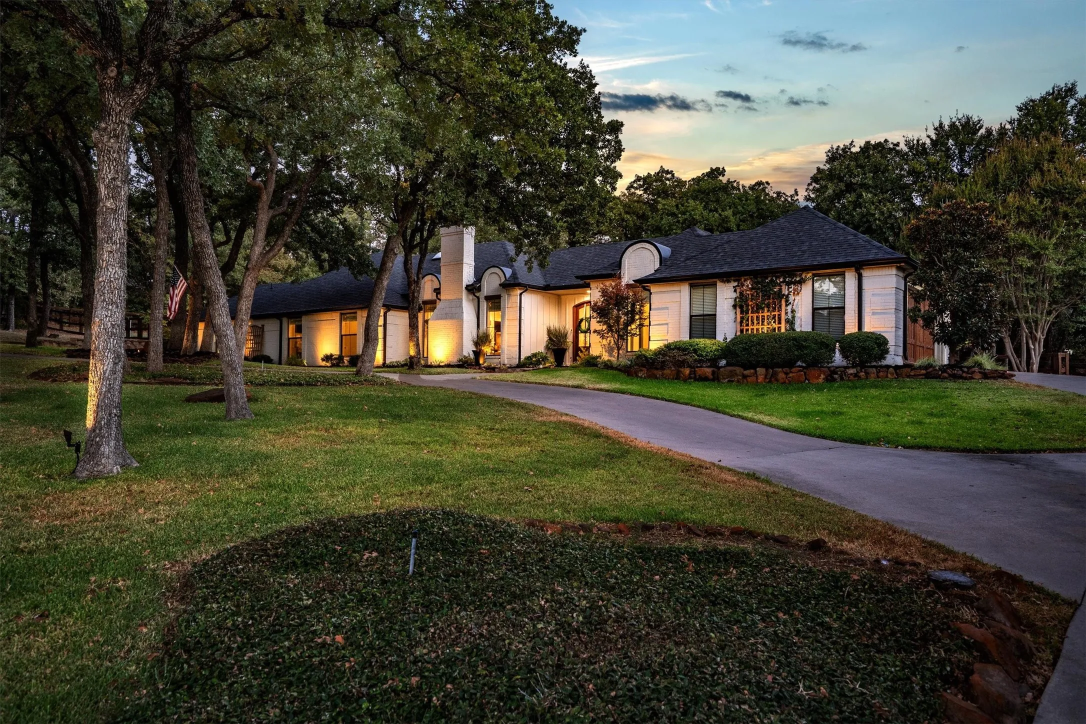 Single Family Residence For Sale in Denton County , 6509 Hillcrest Road, Flower Mound, Texas 75022, 3 Bedroom, 4 Bathroom, 2 Garage spaces, 2,635 Sqft, built in 1984, mls#21367606, Real Estate Agent in Flower Mound, Homes For Sale in Denton county, Homes For Sale in Flower Mound, Realtor in Flower Mound Texas, Real Estate Brokerage Independent Realty Texas, Luminita Cordes Realtor