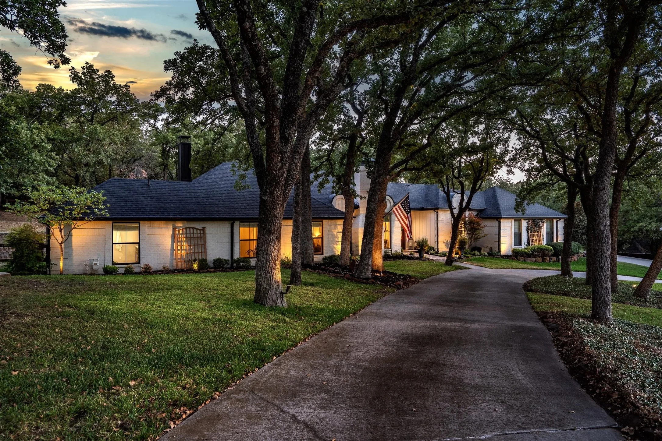 Single Family Residence For Sale in Denton County , 6509 Hillcrest Road, Flower Mound, Texas 75022, 3 Bedroom, 4 Bathroom, 2 Garage spaces, 2,635 Sqft, built in 1984, mls#21367606, Real Estate Agent in Flower Mound, Homes For Sale in Denton county, Homes For Sale in Flower Mound, Realtor in Flower Mound Texas, Real Estate Brokerage Independent Realty Texas, Luminita Cordes Realtor