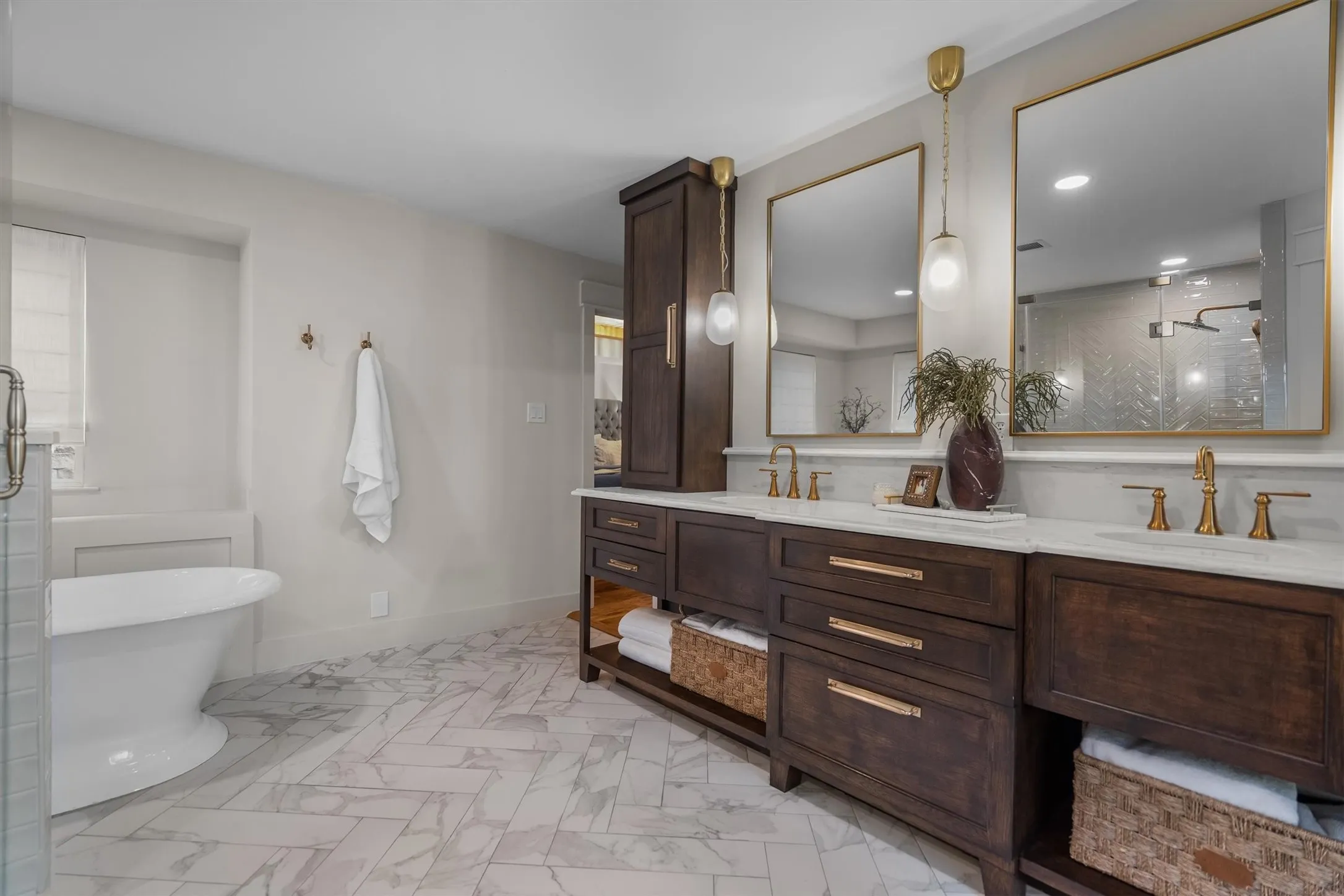 Single Family Residence For Sale in Denton County , 6509 Hillcrest Road, Flower Mound, Texas 75022, 3 Bedroom, 4 Bathroom, 2 Garage spaces, 2,635 Sqft, built in 1984, mls#21367606, Real Estate Agent in Flower Mound, Homes For Sale in Denton county, Homes For Sale in Flower Mound, Realtor in Flower Mound Texas, Real Estate Brokerage Independent Realty Texas, Luminita Cordes Realtor