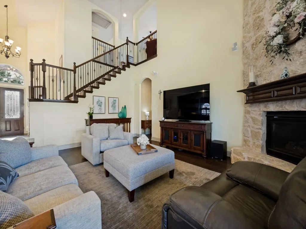 2-Story Ceiling for a Spacious Feel
