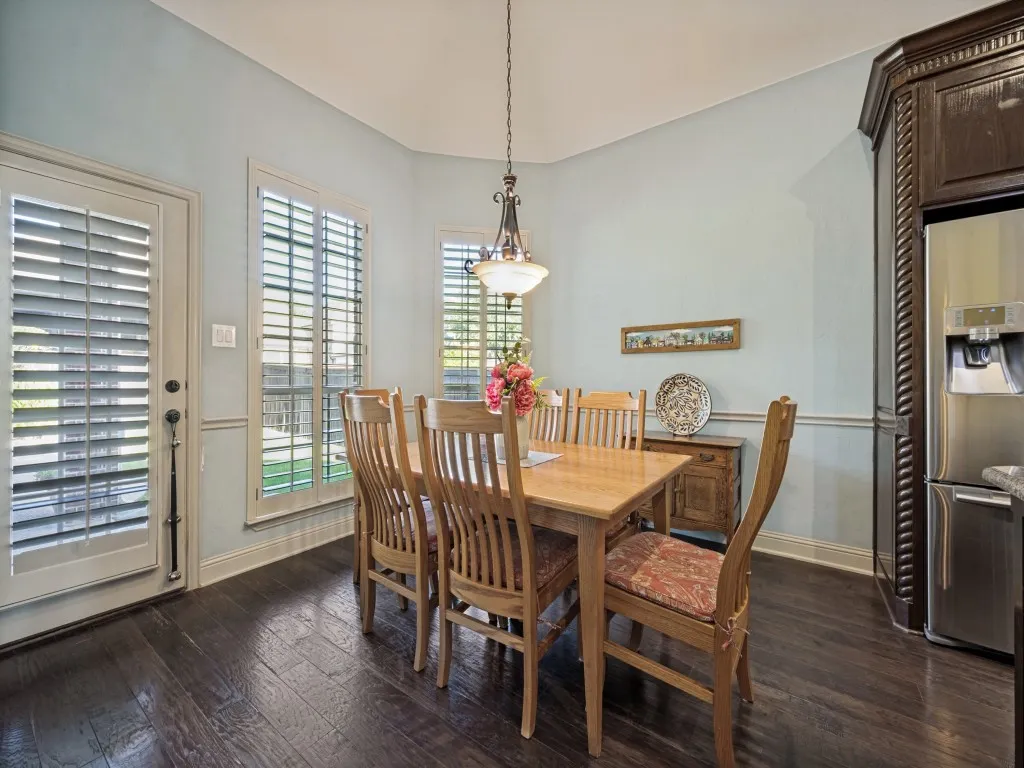 Full Size Breakfast Nook with views to the Backyard!