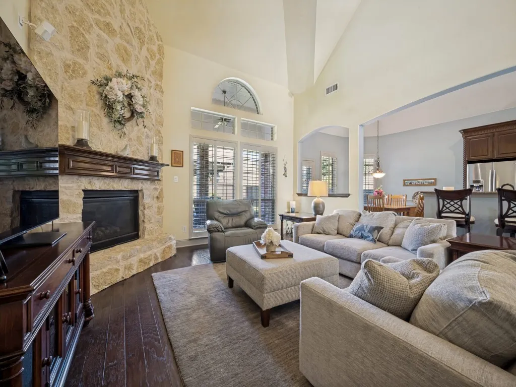 Open Floorplan. Living Room to Kitchen and Breakfast Nook