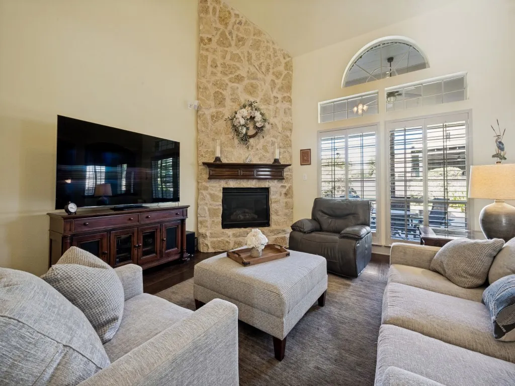 Floor to Ceiling Stone Fireplace! Gas logs and Starter