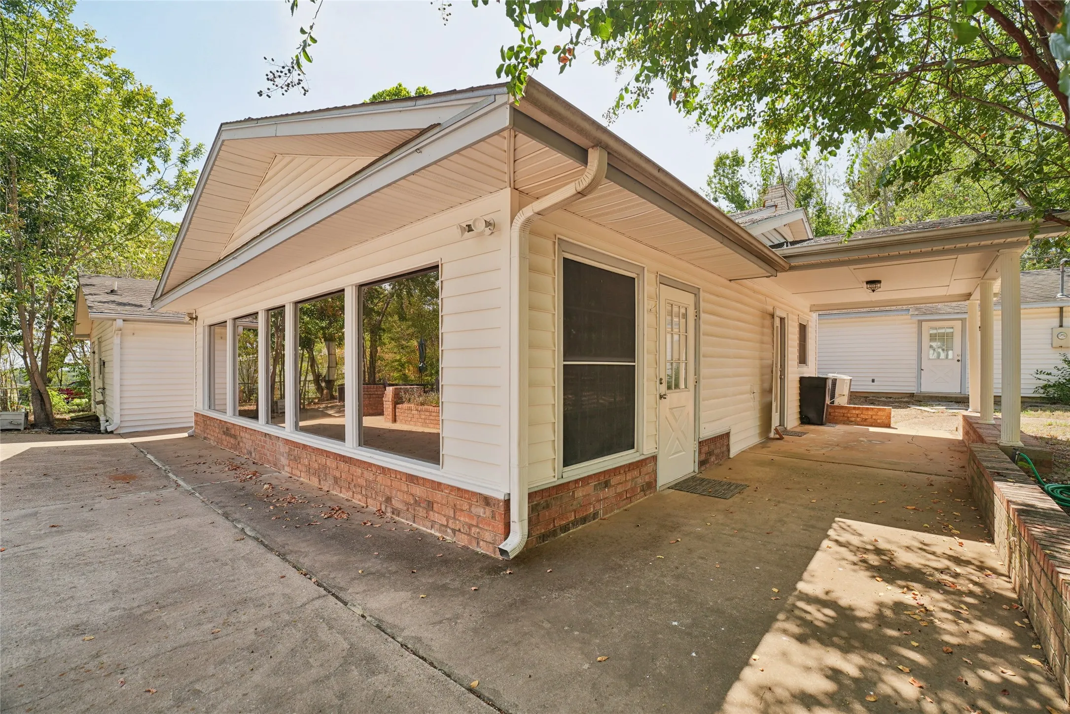 Single Family Residence For Sale in Van Zandt County , 1938 Vz County Road 2309 Road, Canton, Texas 75103, 4 Bedroom, 4 Bathroom, Garage spaces, 2,192 Sqft, built in 1965, mls#21368379, Real Estate Agent in Canton, Homes For Sale in Van Zandt county, Homes For Sale in Canton, Realtor in Canton Texas, Real Estate Brokerage Independent Realty Texas, Luminita Cordes Realtor