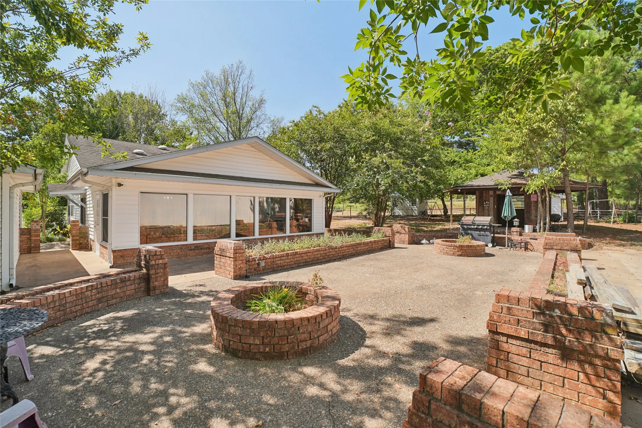 Single Family Residence For Sale in Van Zandt County , 1938 Vz County Road 2309 Road, Canton, Texas 75103, 4 Bedroom, 4 Bathroom, Garage spaces, 2,192 Sqft, built in 1965, mls#21368379, Real Estate Agent in Canton, Homes For Sale in Van Zandt county, Homes For Sale in Canton, Realtor in Canton Texas, Real Estate Brokerage Independent Realty Texas, Luminita Cordes Realtor